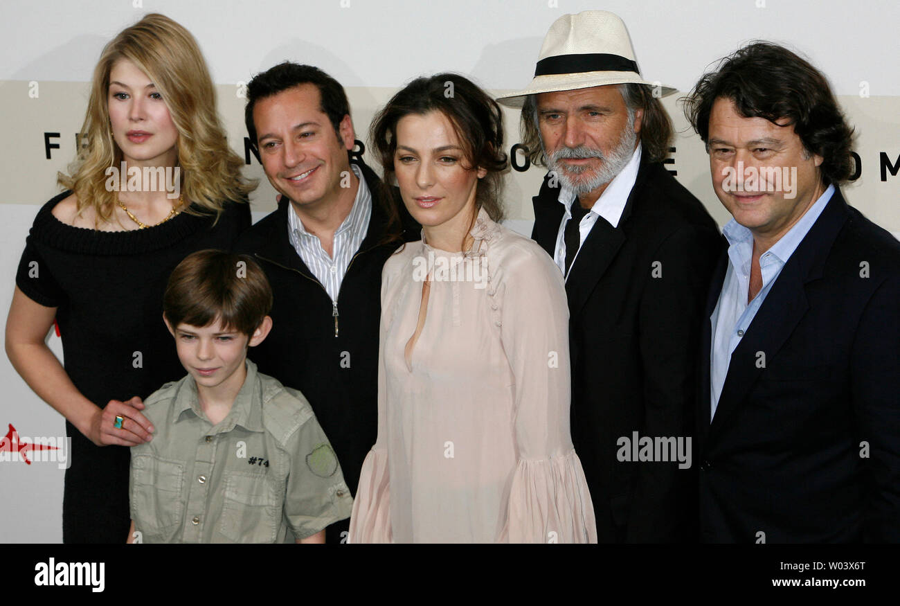 L'attrice Rosamund Pike, attore Robbie Kay, direttore Jeremy Podeswa, attrice Ayelet Zurer, attore Rade Sherbedgia e produttore Robert Lantos (L a R) arrivano al Festival del Cinema di Roma a Roma il 20 ottobre 2007. Il gruppo è a Roma con il loro film 'fuggitivo pezzi". (UPI foto/David Silpa) Foto Stock