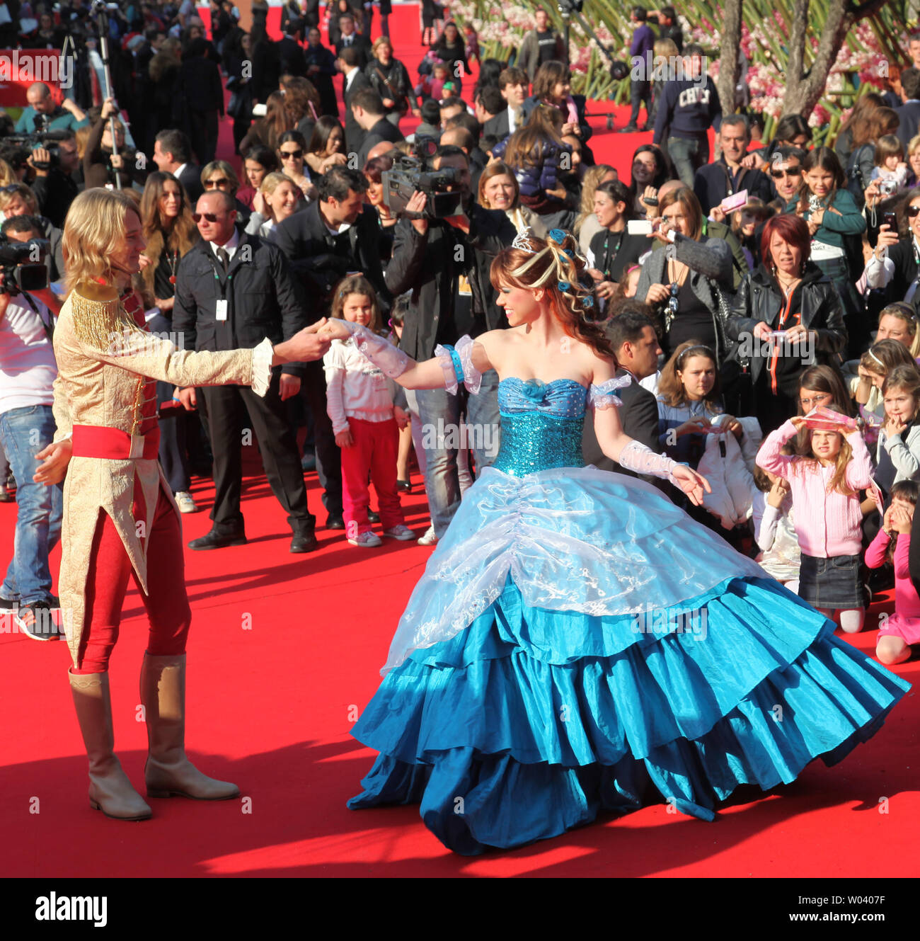 Gli artisti interpreti o esecutori vestito come Winx Club di danza di  caratteri sul tappeto rosso prima di una proiezione del film Winx 3D'  durante la 5a Roma il Festival Internazionale del