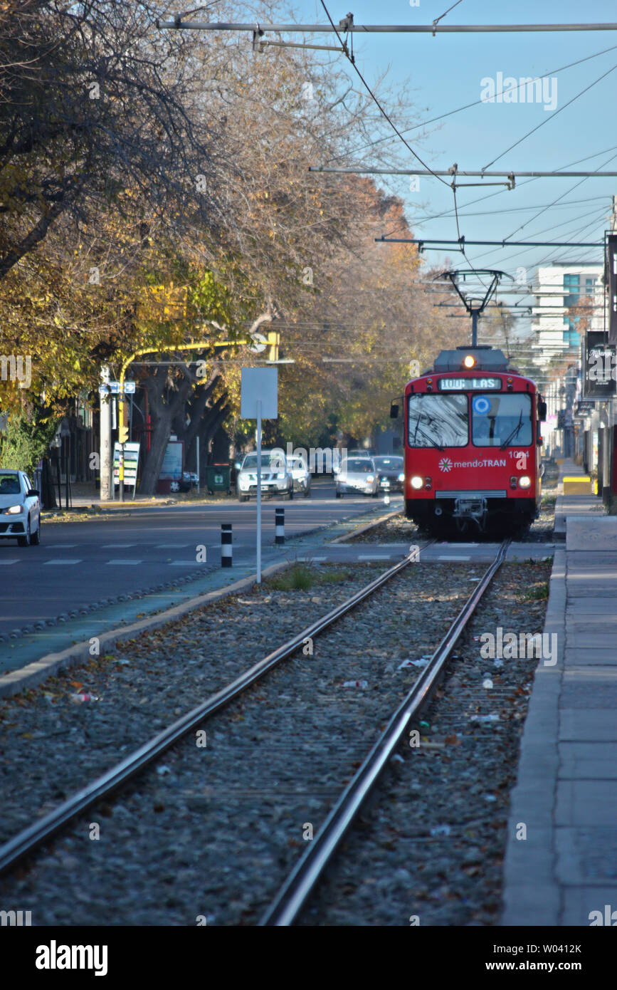 Il tram il rotolamento lungo le piste a Mendoza, Argentina Foto Stock