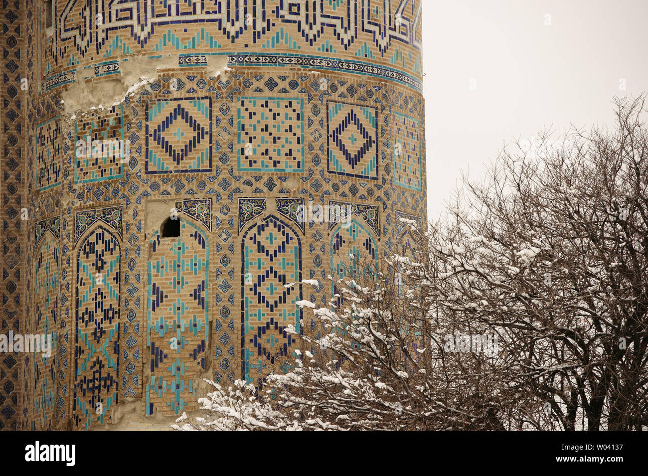 Moschee islamiche (Dorut Tilovat) e i monumenti di Amir Temur (Ak-Saray) in Shakhrisabz, Uzbekistan nel nevoso inverno. Foto Stock