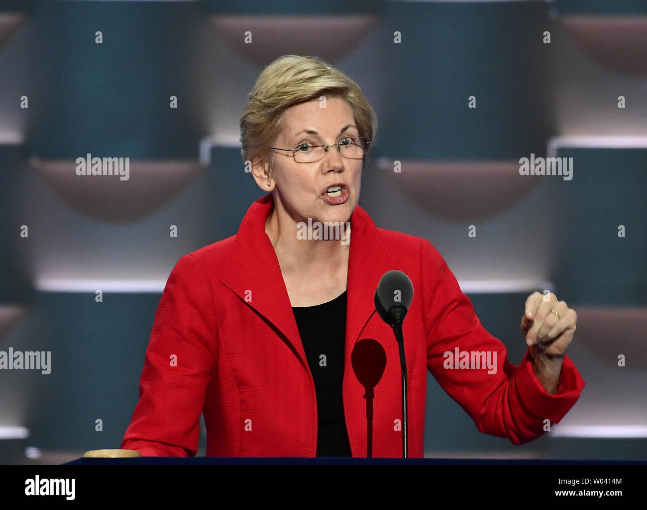 Stati Uniti il senatore Elizabeth Warren (democratico del Massachusetts) rende il commento al 2016 Convenzione Nazionale Democratica presso la Wells Fargo Center di Philadelphia, Pennsylvania Lunedì, 25 luglio 2016.Credit: Ron Sachs / CNP/MediaPunch (restrizione: NO New York o New Jersey o giornali quotidiani nel raggio di 75 miglia da New York City) Foto Stock