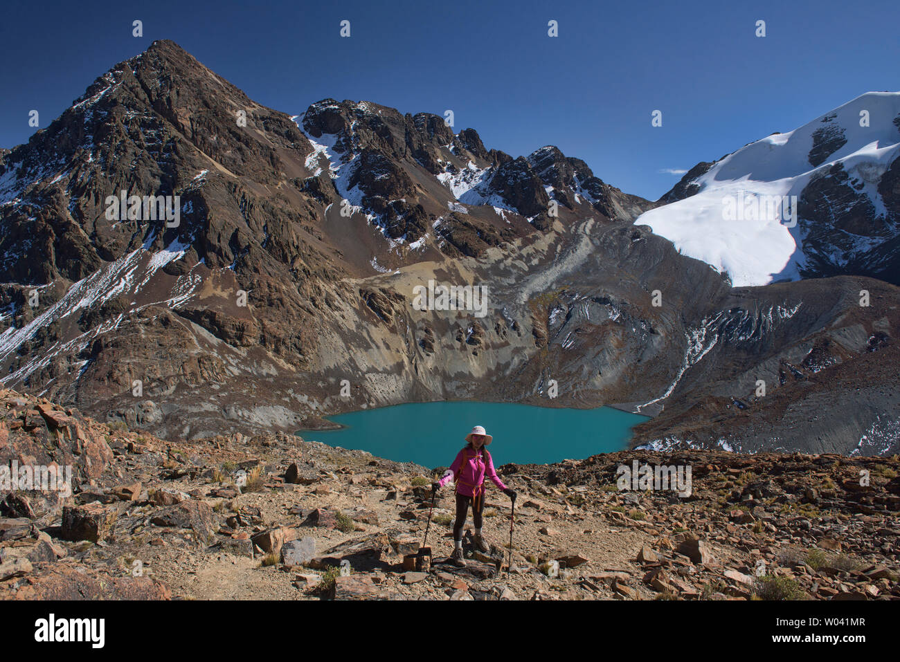 Trekking al di sopra di Laguna Congelada lungo la cordigliera Real traversa, Bolivia Foto Stock