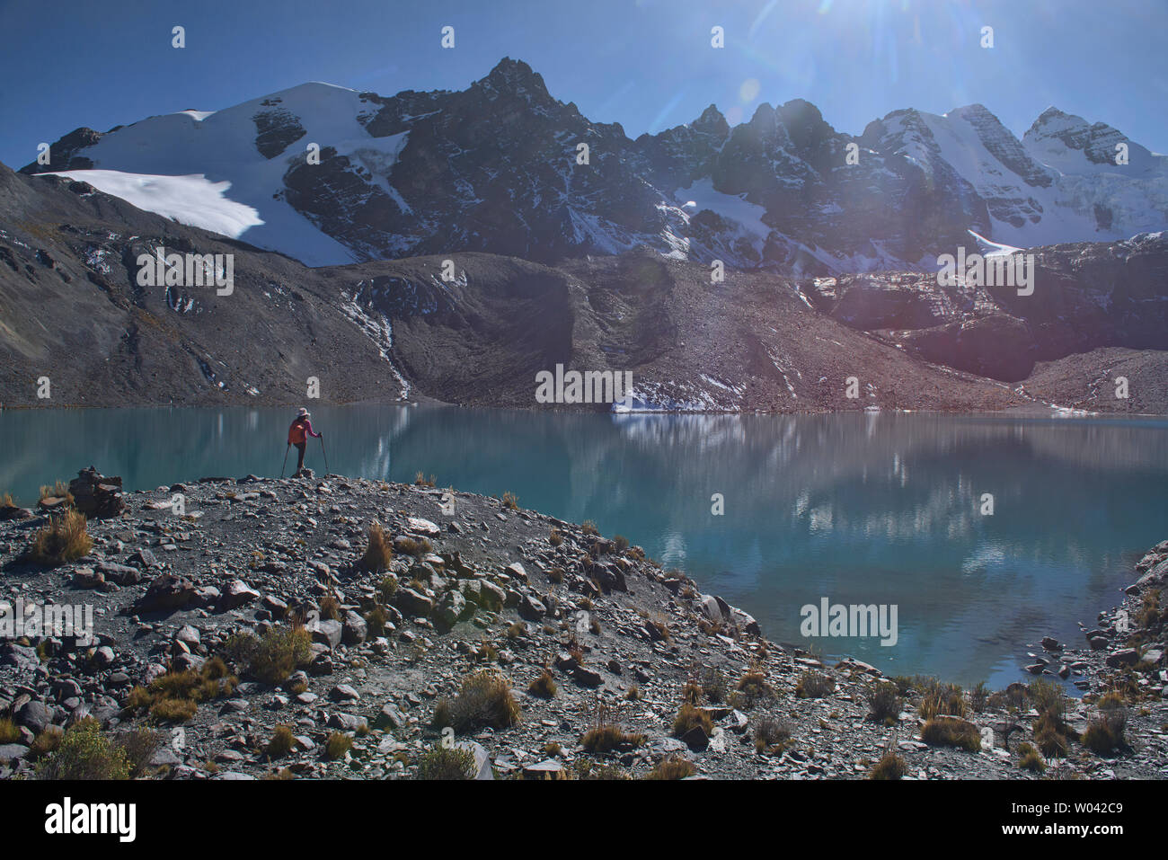 Trekking al di sopra di Laguna Congelada lungo la cordigliera Real traversa, Bolivia Foto Stock