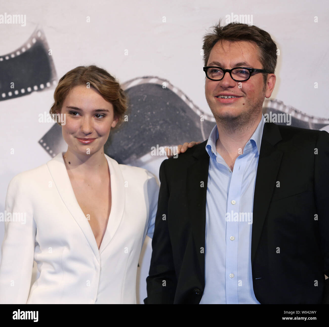 Deborah Francois (L) e Regis Roinsard arriva a una foto chiamata per il film "Populaire' durante la 7 Assemblea Roma Festival Internazionale del Film di Roma il 11 novembre 2012. UPI/David Silpa Foto Stock