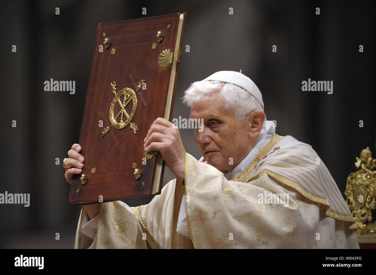 Papa Benedetto XVI celebra la Messa di mezzanotte la messa di Natale nella Basilica di San Pietro in Vaticano il 24 dicembre 2012. UPI/Stefano Spazani Foto Stock