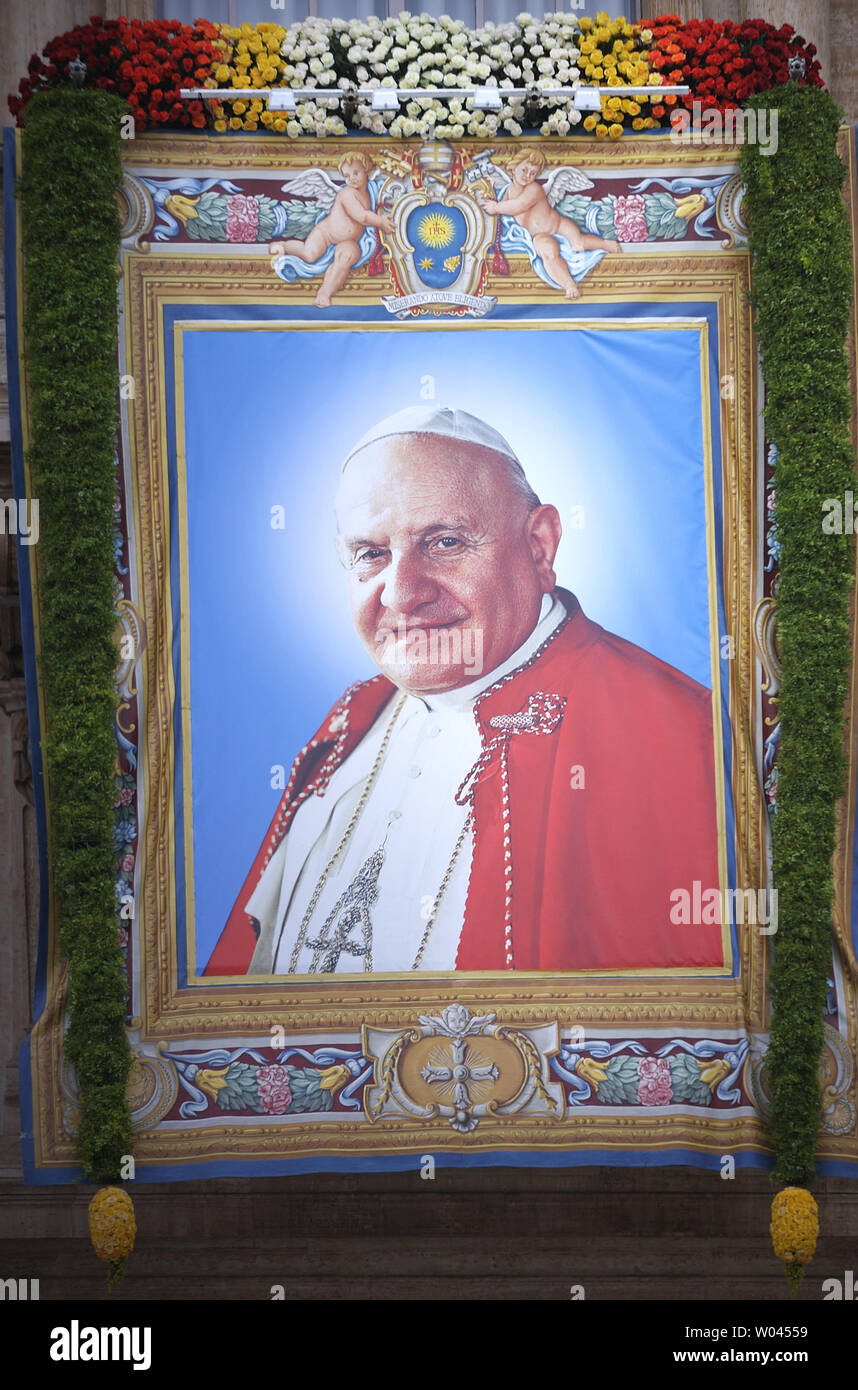 In una Messa di canonizzazione, Papi Giovanni XXIII è raffigurato come Papa Francesco onora il papa Giovanni XXIII e di Papa Giovanni Paolo II dichiarando la loro santi in Piazza San Pietro in Vaticano nella Città del Vaticano il 27 aprile 2014. Circa 800.000 persone riempito la piazza per la cerimonia. UPI/Stefano Spaziani Foto Stock
