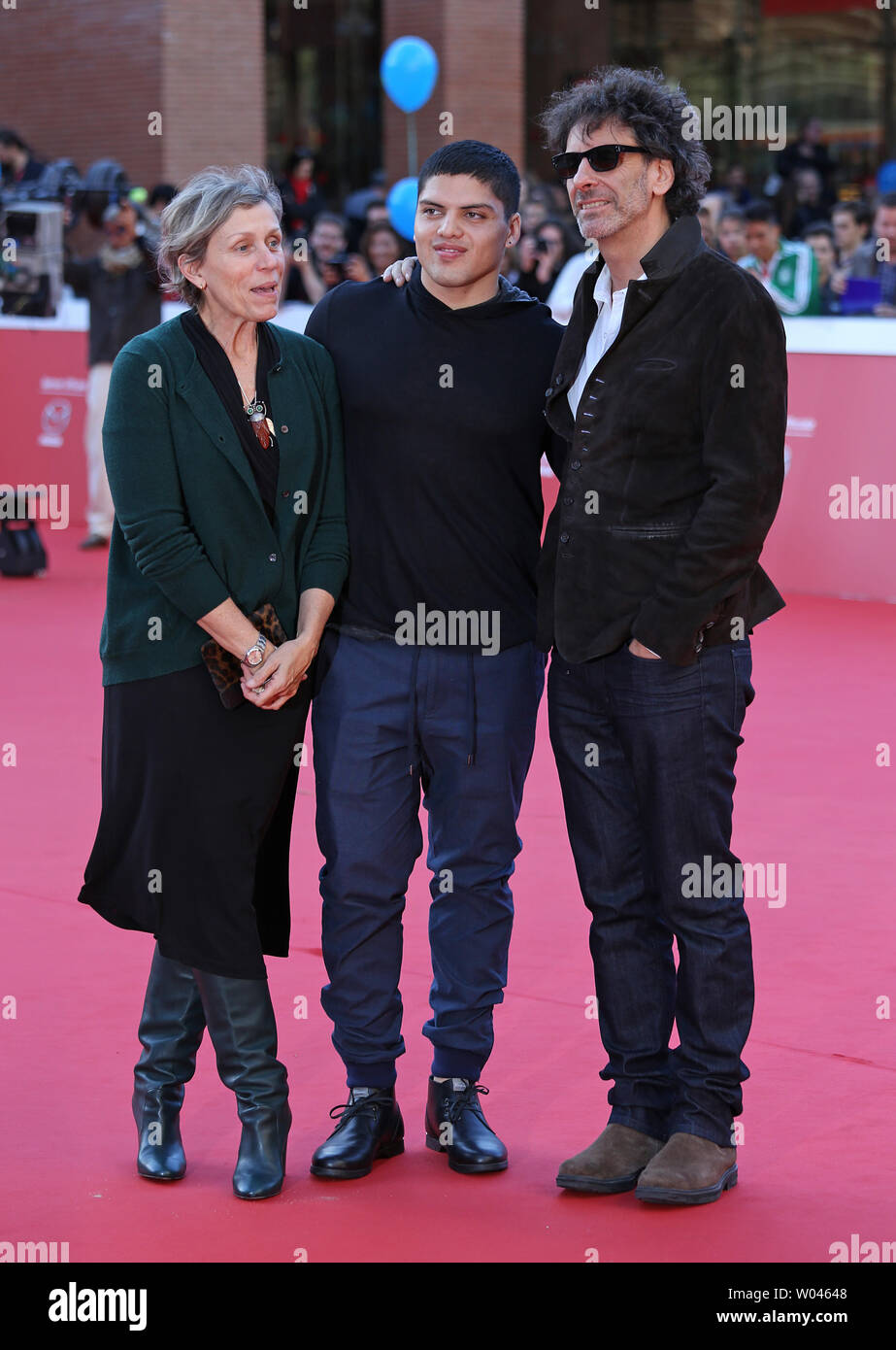 Frances McDormand (L), Pedro Coen (C) e Joel Coen arrivano sul tappeto rosso al decimo Roma annuale Festival Internazionale del Film di Roma il 16 ottobre 2015. UPI/David Silpa Foto Stock