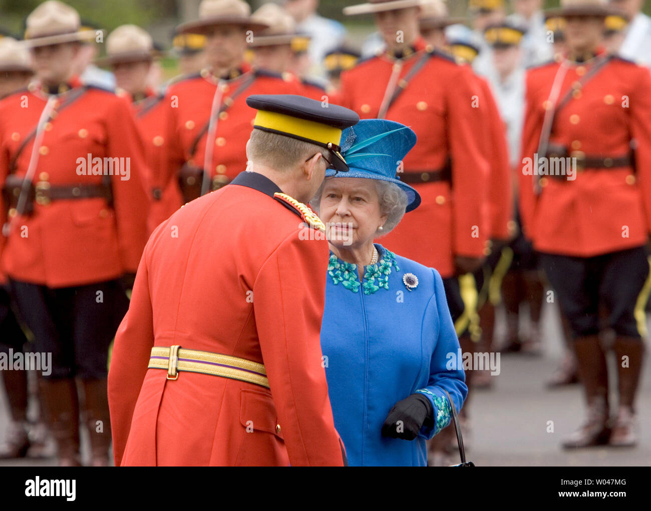 Signor Commissario Guiliani Zaccardelli prende la regina Elisabetta su una ispezione delle truppe al Regina, Saskatchewan RCMP Depot Divisione, Marzo 19, 2005, durante le cerimonie in onore di quattro ufficiali uccisi nella linea del dazio in Mayerthorpe Alberta su Marzo 03, 2005. (UPI foto / Heinz Ruckemann) Foto Stock