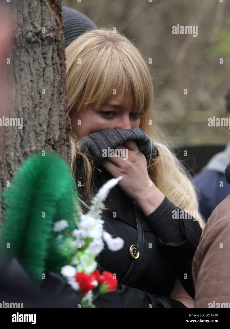 Persone in lutto frequentare il servizio funebre per Timur Miller, un residente di Ulyanovsk e una delle vittime dell'aereo russo crash in Egitto che morì all'età di 33, a San Pietroburgo, Russia, Novembre 6, 2015. Con potenze del mondo diviso sulla causa di un russo jetliner crash in Egitto molte compagnie aeree hanno sospeso il servizio per l'area. Foto di Gontar Nikolai/UPI Foto Stock