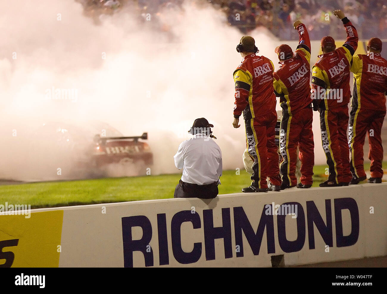 Clint Bowyer's equipaggio sorge sulla parete del pozzo per guardare Bowyer il burnout dopo la sua vittoria in NASCAR Corona Reale presenta il Dan Lowry 400 presso il Richmond canaletta interna di Richmond, Virginia il 3 maggio 2008. (UPI foto/Karl B. DeBlaker) Foto Stock