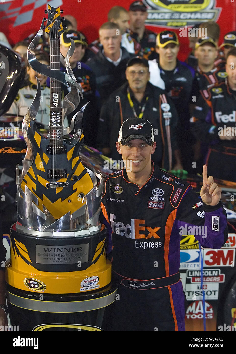 Denny Hamlin pone con il trofeo dopo aver vinto la NASCAR Chevy Rock & Ruolo 400 al Circuito Internazionale di Richmond a Richmond, Virginia, Sett. 12, 2009. UPI/Karl B DeBlaker Foto Stock