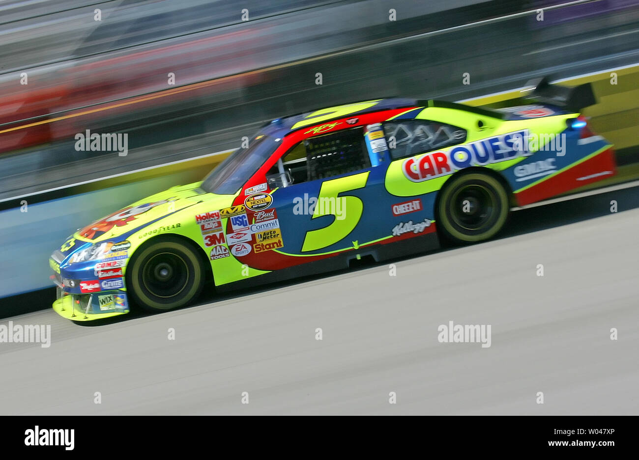 Kyle Busch corre lungo il tratto posteriore durante la corsa del Jim Stewart 400 a Richmond International Speedway di Richmond, Virginia il 5 maggio 2007. (UPI foto/Karl B. DeBlaker) Foto Stock