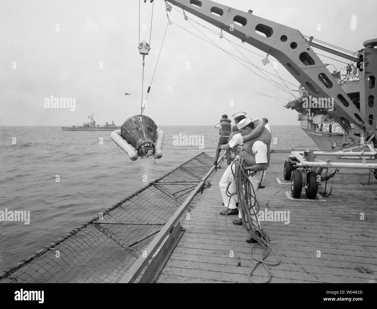 Il Gemini 8 veicoli spaziali, gli astronauti Neil Armstrong e David Scott ancora a bordo, è issata a bordo del Cacciatorpediniere Museo della Portaerei U.S.S. Leonard F. Mason. Problemi con la Gemini 8 orbita atteggiamento e sistema di manovra (OAMS) costretta ad una fine anticipata della missione. Marzo 16, 2016 è il cinquantesimo anniversario della NASA Gemini 8 missione la sesta voli spaziali con equipaggio condotto durante gli Stati Uniti' Progetto Gemini programma. L'obiettivo primario della missione, il docking di successo di due veicoli spaziali in orbita, un primo volo spaziale, è stato un successo anche se l'equipaggio dovrebbe sperimentare una critica in-space system f Foto Stock