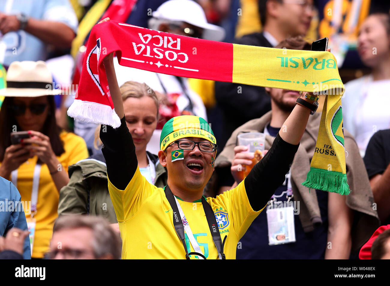 Una ventola del Brasile supporta il suo team durante il 2018 Coppa del Mondo FIFA Group E corrispondono al Saint Petersburg Stadium di San Pietroburgo, Russia il 22 giugno 2018. Foto di Chris Brunskill/UPI Foto Stock