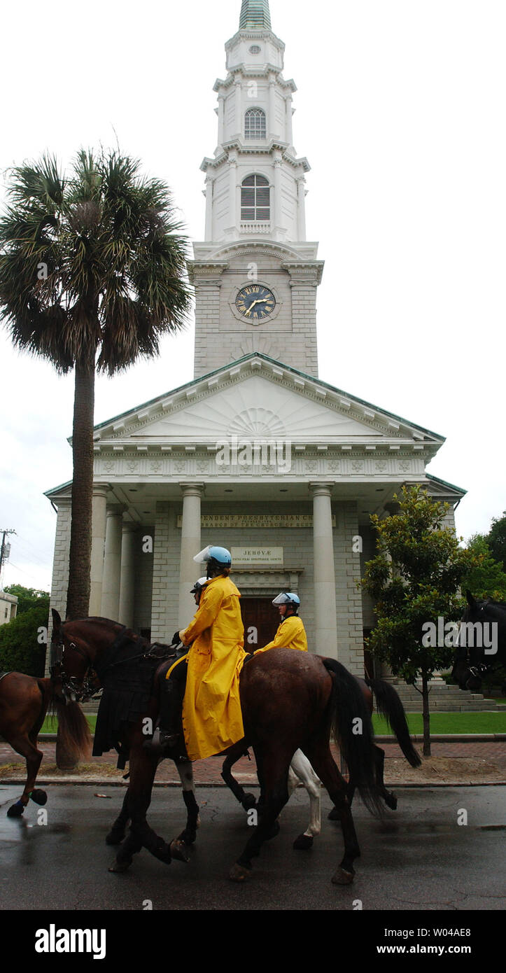 La polizia e la Guardia Nazionale ride di pattuglia nel centro di Savannah, Georgia del 9 giugno 2004 durante la riunione del vertice del G8 oltre sessanta miglia di distanza sul mare isola. A causa delle proteste in passato, il governo federale ha speso milioni di dollari per una maggiore sicurezza, suggerendo che la manifestazione è un alto bersaglio dei terroristi. Con l'aumento del livello di protezione, tuttavia, molte aziende dicono che hanno perso oltre il cinquanta per cento della loro normale attività. (UPI foto/Michael Kleinfeld) Foto Stock