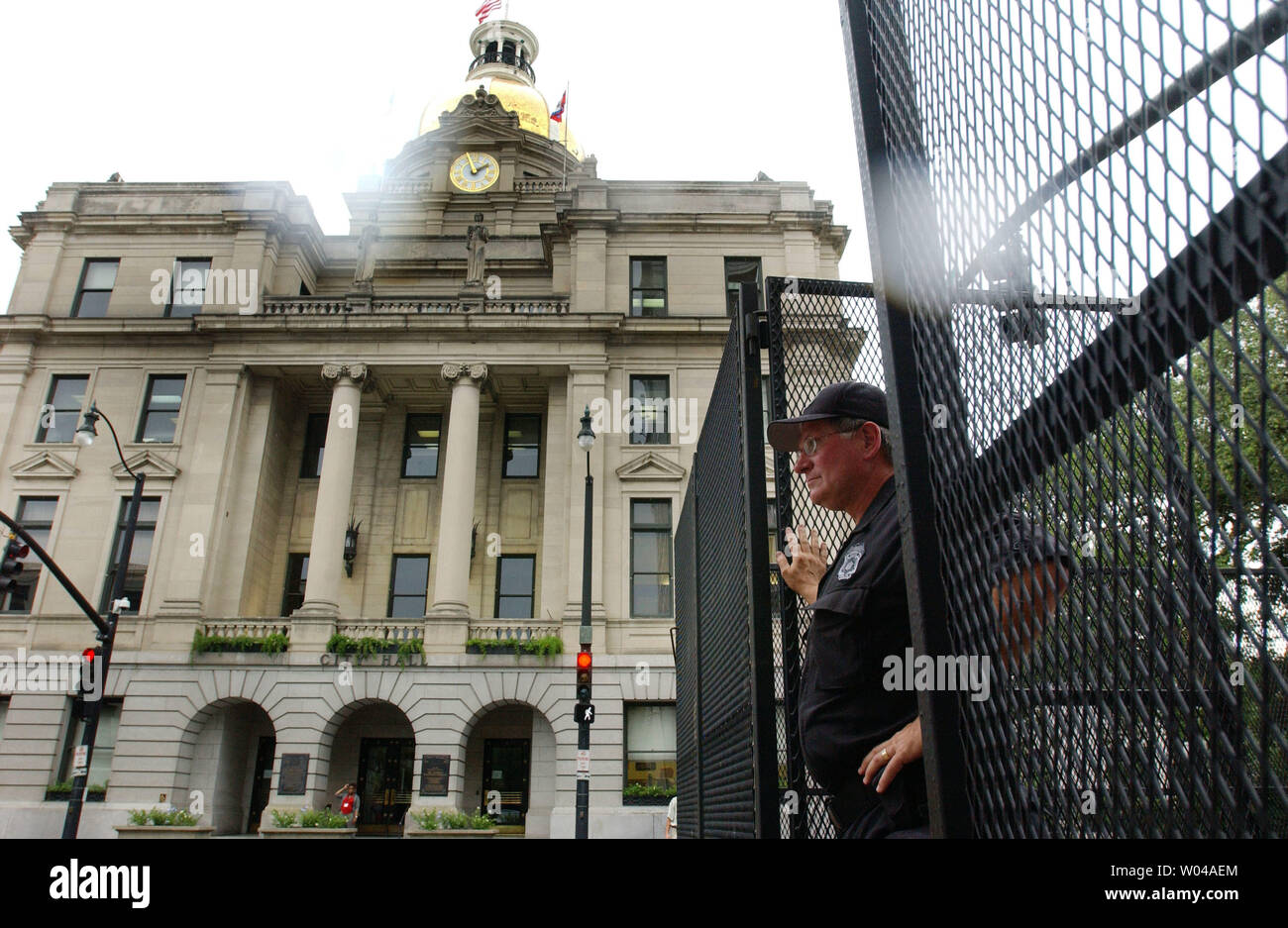 A livello federale un funzionario di polizia continua a guardare in giù in città di Savannah, in Georgia il 9 giugno 2004 durante la riunione del vertice del G8 oltre sessanta miglia di distanza sul mare isola. A causa delle proteste in passato, il governo federale ha speso milioni di dollari per una maggiore sicurezza, suggerendo che la manifestazione è un alto bersaglio dei terroristi. Con l'aumento del livello di protezione, tuttavia, molte aziende dicono che hanno perso oltre il cinquanta per cento della loro normale attività. (UPI foto/Michael Kleinfeld) Foto Stock