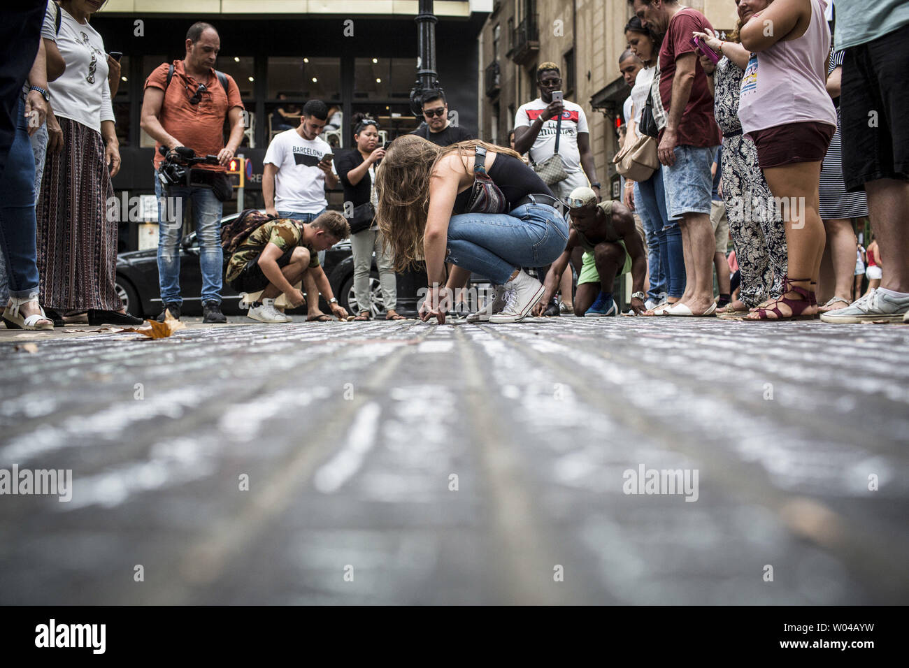 Una persona che scrive i messaggi su un marciapiede a Las Ramblas di Barcellona, Spagna, 19 agosto 2017. Due giorni dopo un van arata nella folla, uccidendo 14 persone e il ferimento di oltre 100 altri. foto di Angel Garcia/ UPI Foto Stock