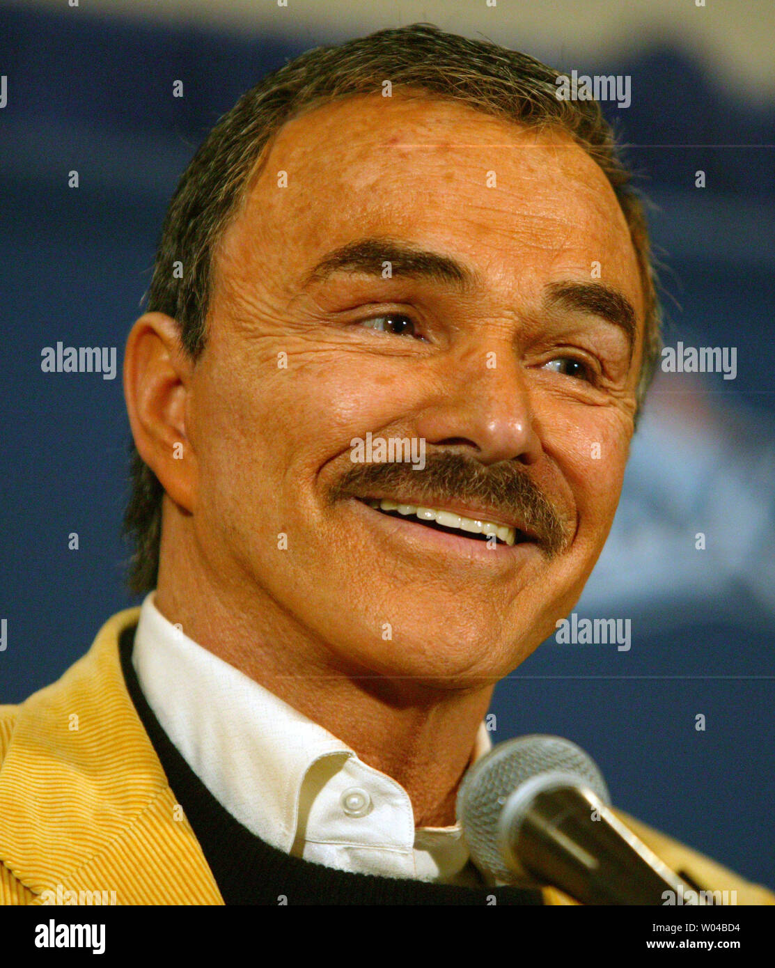 Burt Reynolds parla del suo ruolo in un remake di "la più lunga cantiere" interpretato da Reynolds, Adam Sandler e Chris Rock a Jacksonville, in Florida il 4 febbraio 2005. Il Paramount immagine verrà rilasciato Memorial week-end nel 2005. (UPI foto/Terry Schmitt) Foto Stock