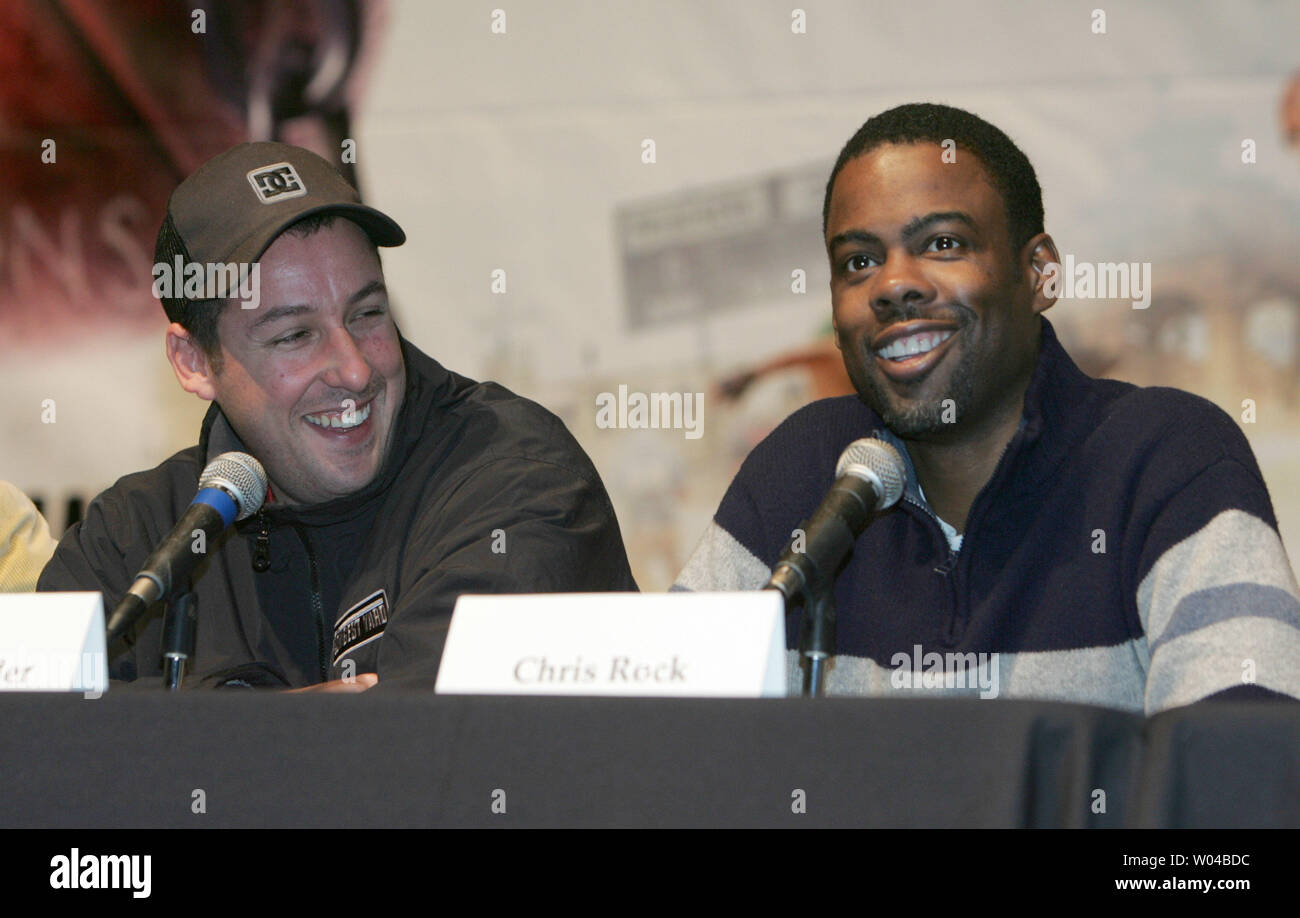 Chris Rock (R) parla del suo ruolo in un remake di "la più lunga cantiere" interpretato da Burt Reynolds , Adam Sandler (L), e Rock a Jacksonville, in Florida il 4 febbraio 2005. Il Paramount immagine verrà rilasciato Memorial week-end nel 2005. (UPI foto/Terry Schmitt) Foto Stock