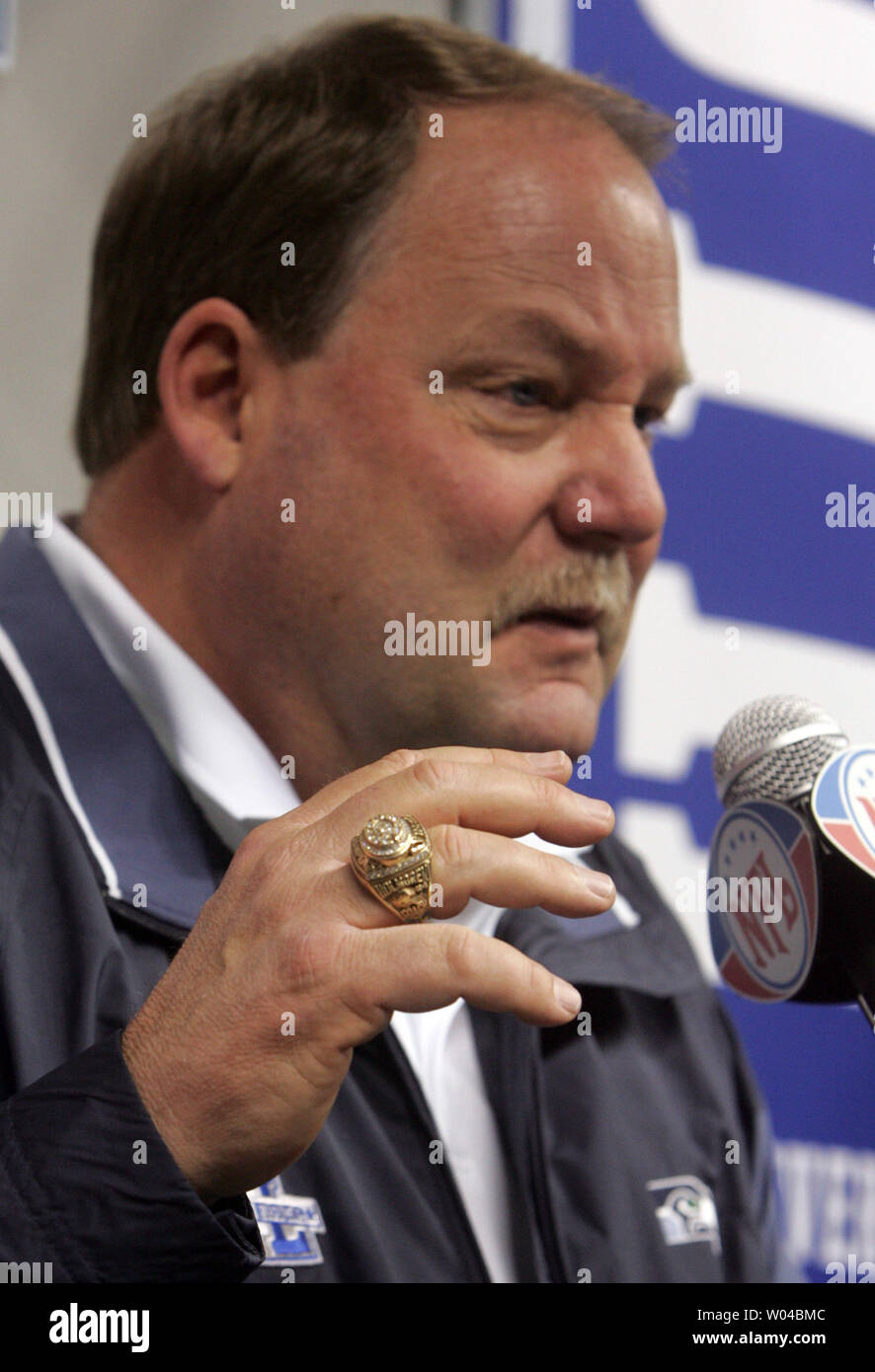 Seahawks capo allenatore Mike Holmgren, indossa il suo 1997 Super Bowl XXXI Campionato anello, risponde alle domande dei media durante la Seattle Seahawks' Superl Bowl XL Media Day al Ford Field di Detroit il 31 gennaio 2006. La Pittsburgh Steelers riprodurrà il Seattle Seahawks nella partita di campionato il 5 febbraio. (UPI foto/Terry Schmitt) Foto Stock