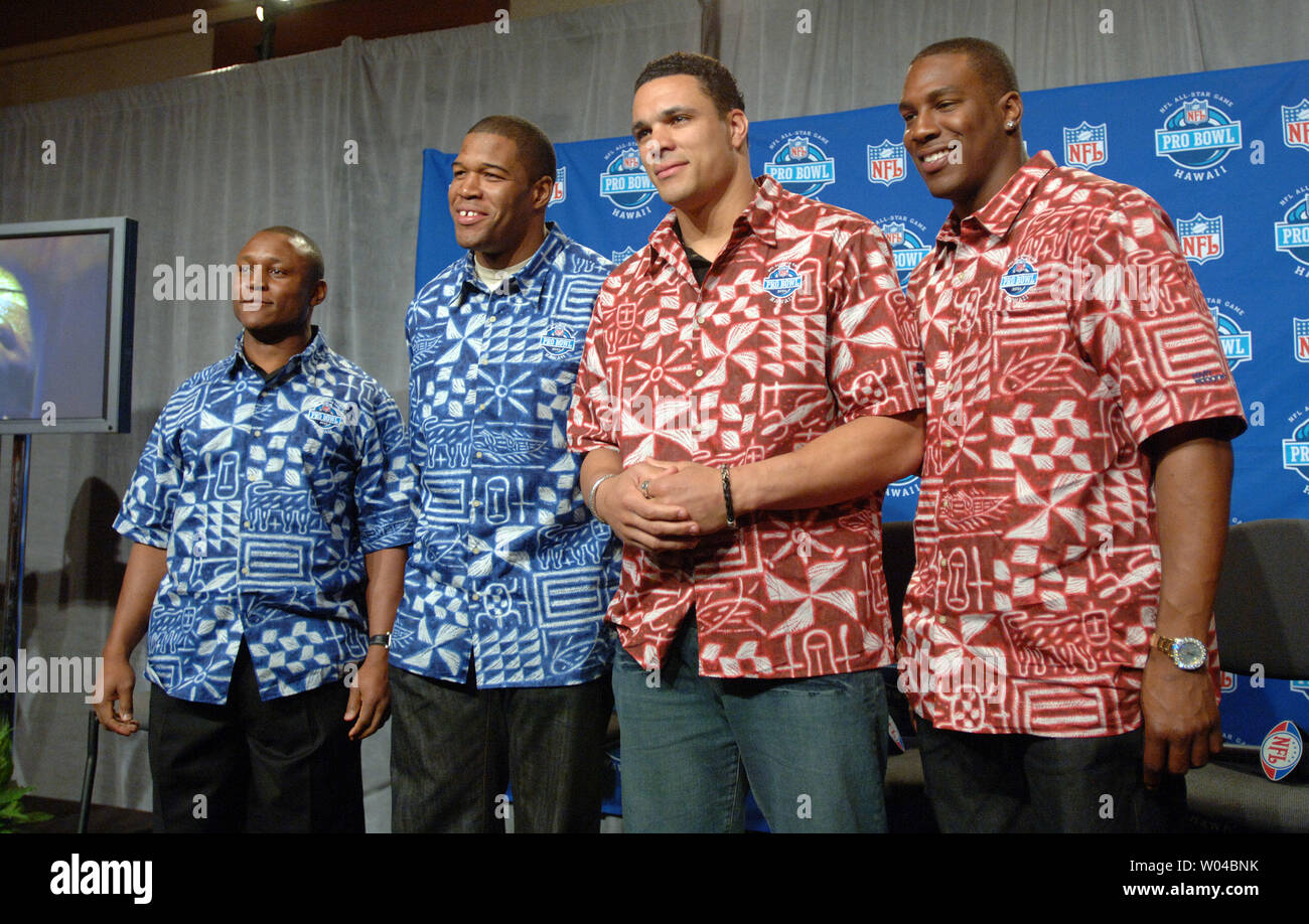 Ex Detroit Lions running back Barry Sanders, New York Giants difensivo fine Michael Strahan, Kansas City Chiefs stretto fine Tony Gonzalez e San Diego Chargers stretto fine Antonio Gates (L A R) discutere il 2006 Pro Bowl per essere mantenuto in Hawaii, durante una conferenza stampa il 1 febbraio 2006, durante la settimana del Super Bowl XL a Detroit, Mi. (UPI foto/Roger L. Wollenberg) Foto Stock