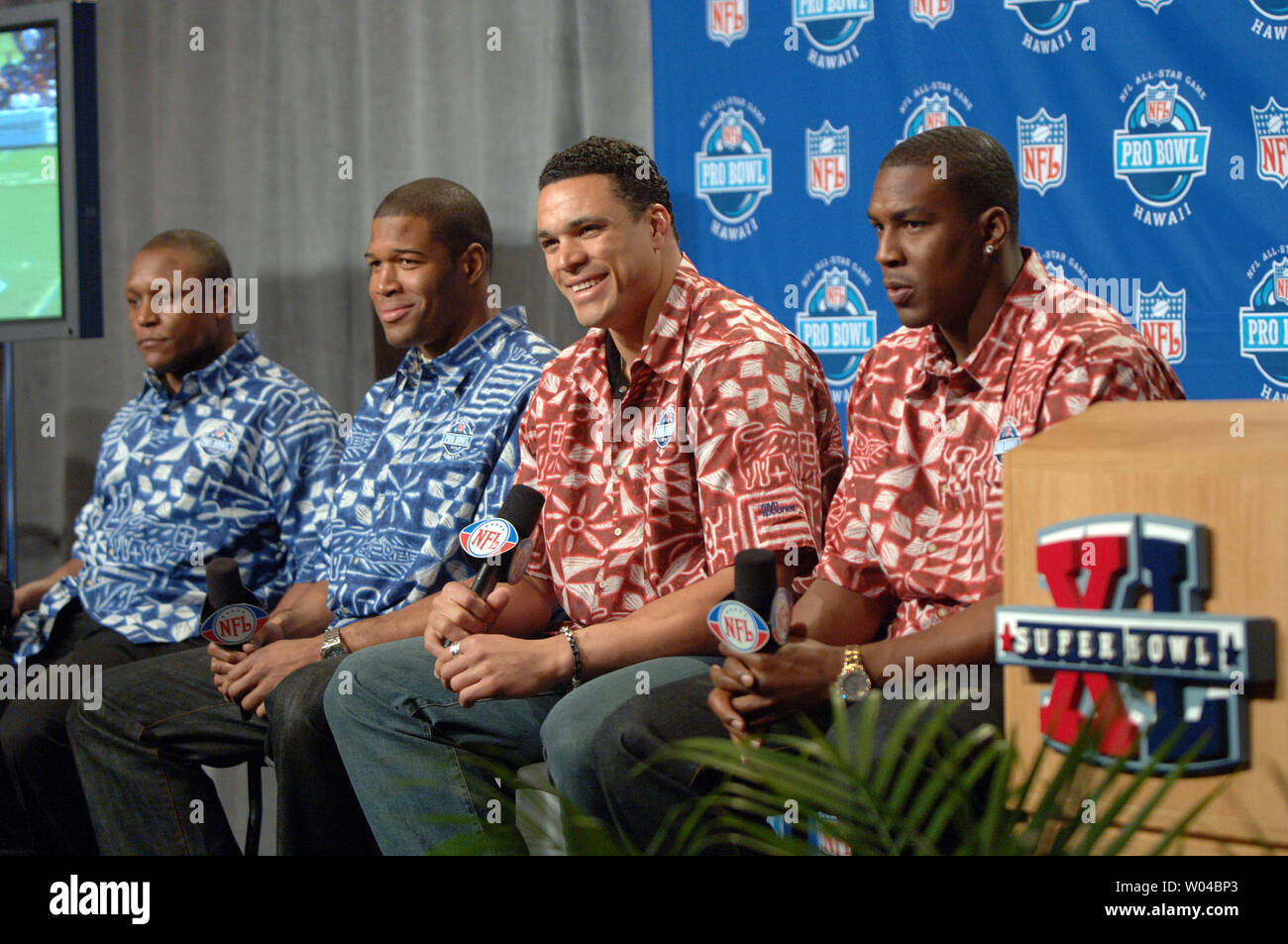 Ex Detroit Lions running back Barry Sanders, New York Giants difensivo fine Michael Strahan, Kansas City Chiefs stretto fine Tony Gonzalez e San Diego Chargers stretto fine Antonio Gates (L A R) discutere il 2006 Pro Bowl per essere mantenuto in Hawaii, durante una conferenza stampa il 1 febbraio 2006, durante la settimana del Super Bowl XL a Detroit, Mi. (UPI foto/Roger L. Wollenberg) Foto Stock