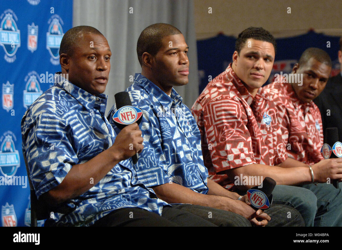 Ex Detroit Lions running back Barry Sanders, New York Giants difensivo fine Michael Strahan, Kansas City Chiefs stretto fine Tony Gonzalez e San Diego Chargers stretto fine Antonio Gates (L A R) discutere il 2006 Pro Bowl per essere mantenuto in Hawaii, durante una conferenza stampa il 1 febbraio 2006, durante la settimana del Super Bowl XL a Detroit, Mi. (UPI foto/Roger L. Wollenberg) Foto Stock