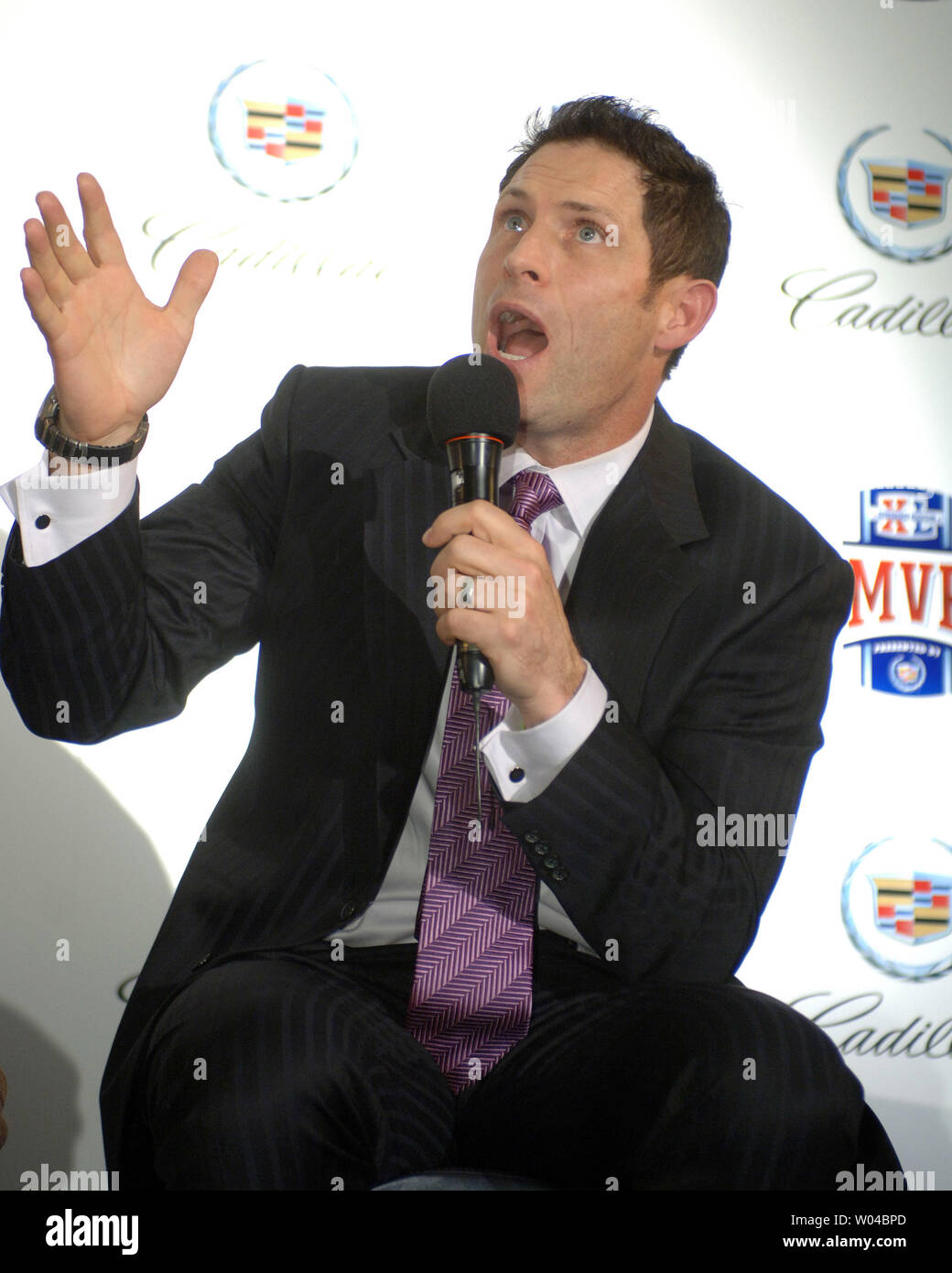 Ex Super Bowl MVP quarterback Steve giovane parla durante una conferenza stampa per discutere della sua esperienza come una stella di NFL durante il Super Bowl XL settimana a Detroit, Mi, il 1 febbraio 2006. (UPI foto/Roger L. Wollenberg) Foto Stock