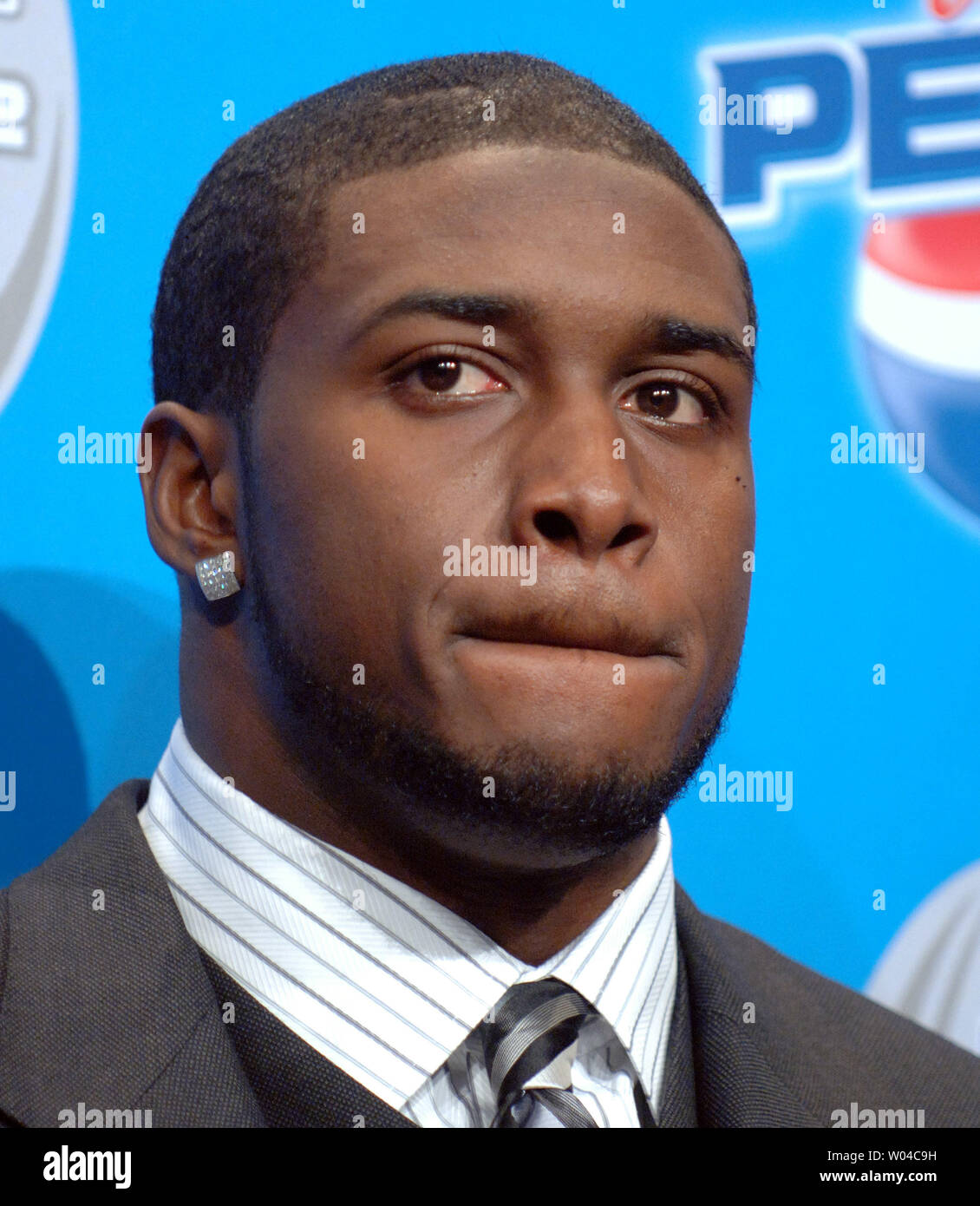 New Orleans Saints running back Reggie Bush partecipa a un rookie dell'anno news conferenza durante la settimana del Super Bowl XLI in Miami Beach, Florida, il 1 febbraio 2007. Vince giovani, Tennessee Titans quarterback, ha vinto l'onore. (UPI foto/Roger L. Wollenberg) Foto Stock