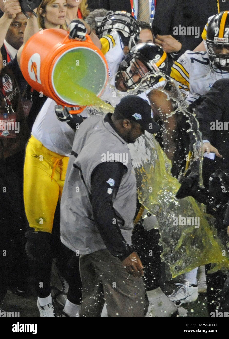 Pittsburgh Steelers capo allenatore Mike Tomlin fends off sua Gatorade doccia dopo che il suo team ha sconfitto l'Arizona Cardinals 27-23 al Super Bowl XLIII presso Raymond James Stadium di Tampa, Florida il 1 febbraio 2009. (UPI foto/John Soo hoo) Foto Stock