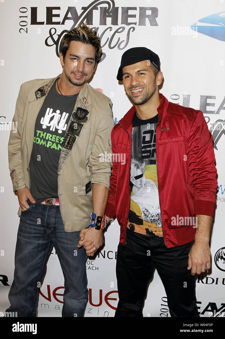 Glenn Douglas Packard (L) arriva in corrispondenza della settima edizione del Festival di pelle e lacci party presso il teatro di Parigi a Miami il 5 febbraio 2010. Super Bowl XLIV saranno dotati di Indianapolis Colts e New Orleans Saints domenica 7 febbraio. UPI /John Angelillo Foto Stock