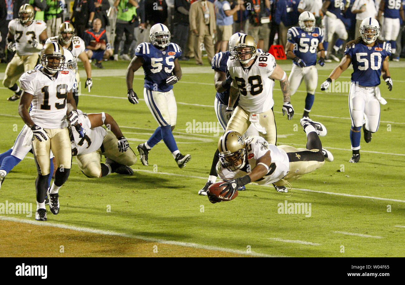 New Orleans Saints running back Pierre Thomas immersioni nella endzone per un touchdown contro gli Indianapolis Colts nel terzo trimestre del Super Bowl XLIV Al Sun Life Stadium di Miami il 7 febbraio 2010. UPI/Mark Wallheiser Foto Stock