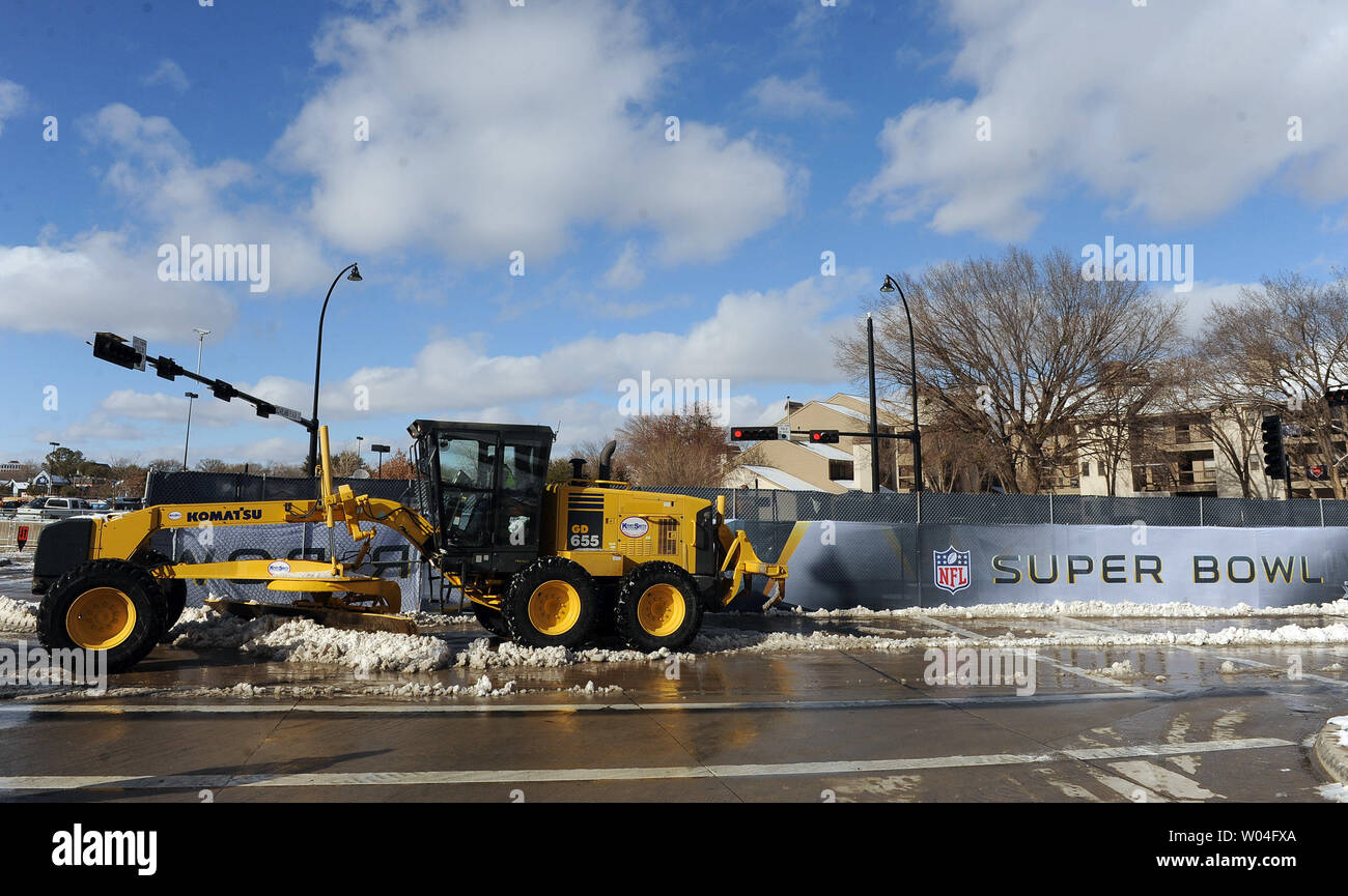 Una livellatrice stradale è utilizzato per rimuovere neve a cowboy Stadium di Arlington, Texas, il 4 febbraio 2011. Almeno sei persone sono state ferite quando la neve e il ghiaccio è sceso dal dome stadium prima di oggi. Green Bay assumerà il Pittsburgh Steelers nel Super Bowl il 6 febbraio. UPI/Roger Wollenberg Foto Stock