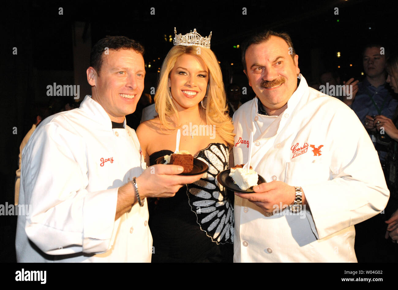 Miss America Teresa Scanlan, lungo con Joey e Danny dal TV show Torta 'Boss' campione torte durante il gusto della NFL XX in Ft. Vale la pena, Texas il 5 febbraio 2011. La manifestazione annuale coppie un chef con un giocatore di football da ogni città con una squadra NFL per raccogliere fondi per la lotta contro la fame. UPI/Ian Halperin Foto Stock