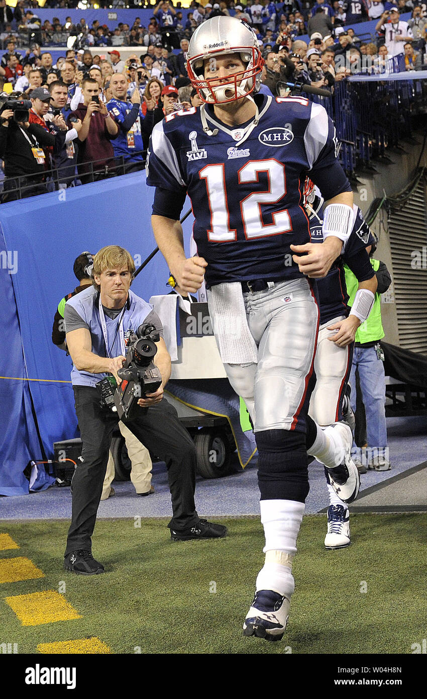New England Patriots quarterback Tom Brady fa avanzare al campo prima del Super Bowl XLVI a Lucas Oil Stadium il 5 febbraio 2012 a Indianapolis. Il NFC campione New York Giants Riproduci il campione AFC New England Patriots. UPI/Kevin Dietsch Foto Stock