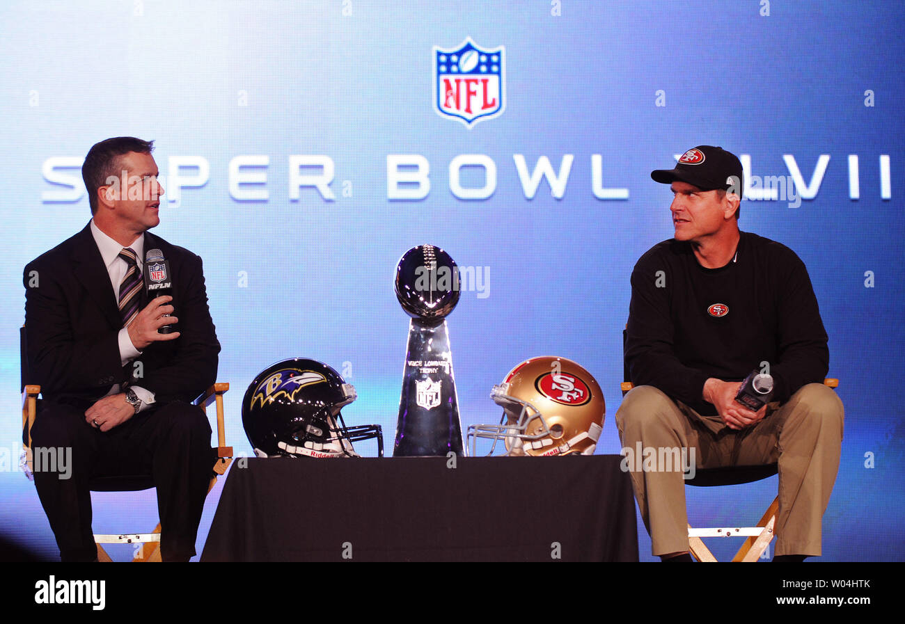 Baltimore Ravens head coach John Harbaugh (L) parla accanto a suo fratello San Francisco 49ers head coach Jim Harbaugh durante una conferenza stampa congiunta del Super Bowl XLVII a New Orleans il 1 febbraio 2013. I due si giocano ogni altro nel Super Bowl del 3 febbraio. UPI/Kevin Dietsch Foto Stock