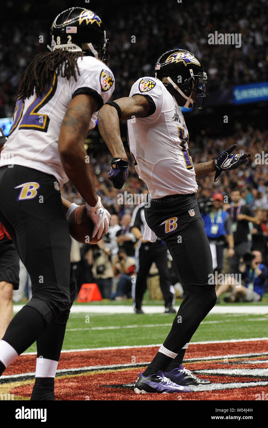 Baltimore Ravens Jacoby Jones (R) esegue una danza di touchdown dopo un 56-cantiere touchdown reception contro la San Francisco 49ers durante il secondo trimestre del Super Bowl XLVII al Mercedes-Benz Superdome il 3 febbraio 2013 a New Orleans. UPI/Kevin Dietsch Foto Stock