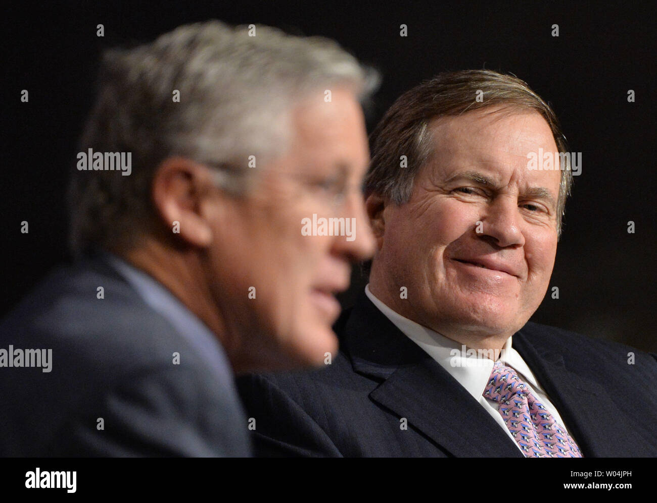 New England Patriots head coach Bill Belichick (R) e Seattle Seahawks head coach Pete Carroll parlare durante gli allenatori del Super Bowl, premere il tasto Conferenza per il Super Bowl XLIX a Phoenix, Arizona, il 30 gennaio 2015. Super Bowl XLIV conterrà i Seattle Seahawks e il New England Patriots il 1 Febbraio presso la University of Phoenix Stadium di Glendale, in Arizona. Foto di Kevin Dietsch/UPI Foto Stock