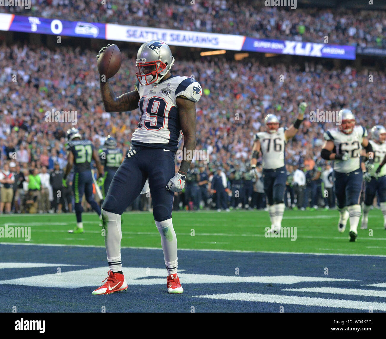 New England Patriots wide receiver Brandon LaFell (19) ceebrates dopo la cattura di un 11-cantiere touchdown contro i Seattle Seahawks nel secondo trimestre del Super Bowl XLIX presso la University of Phoenix Stadium di Glendale, Arizona, 1 febbraio 2015. Foto di Kevin Dietsch/UPI Foto Stock