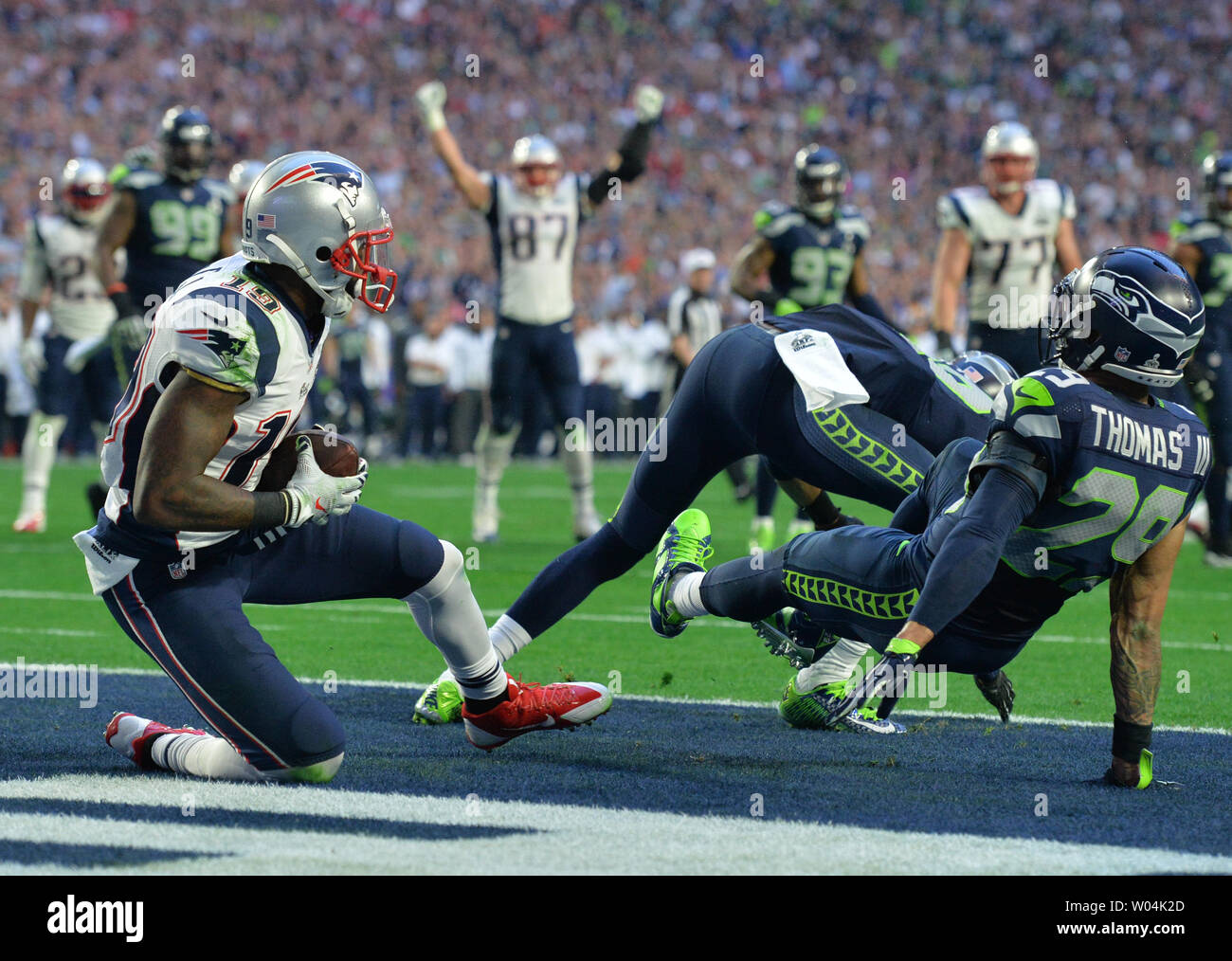 New England Patriots wide receiver Brandon LaFell cade nella endzone dopo la cattura di un 11-cantiere touchdown contro i Seattle Seahawks nel secondo trimestre del Super Bowl XLIX presso la University of Phoenix Stadium di Glendale, Arizona, 1 febbraio 2015. Foto di Kevin Dietsch/UPI Foto Stock