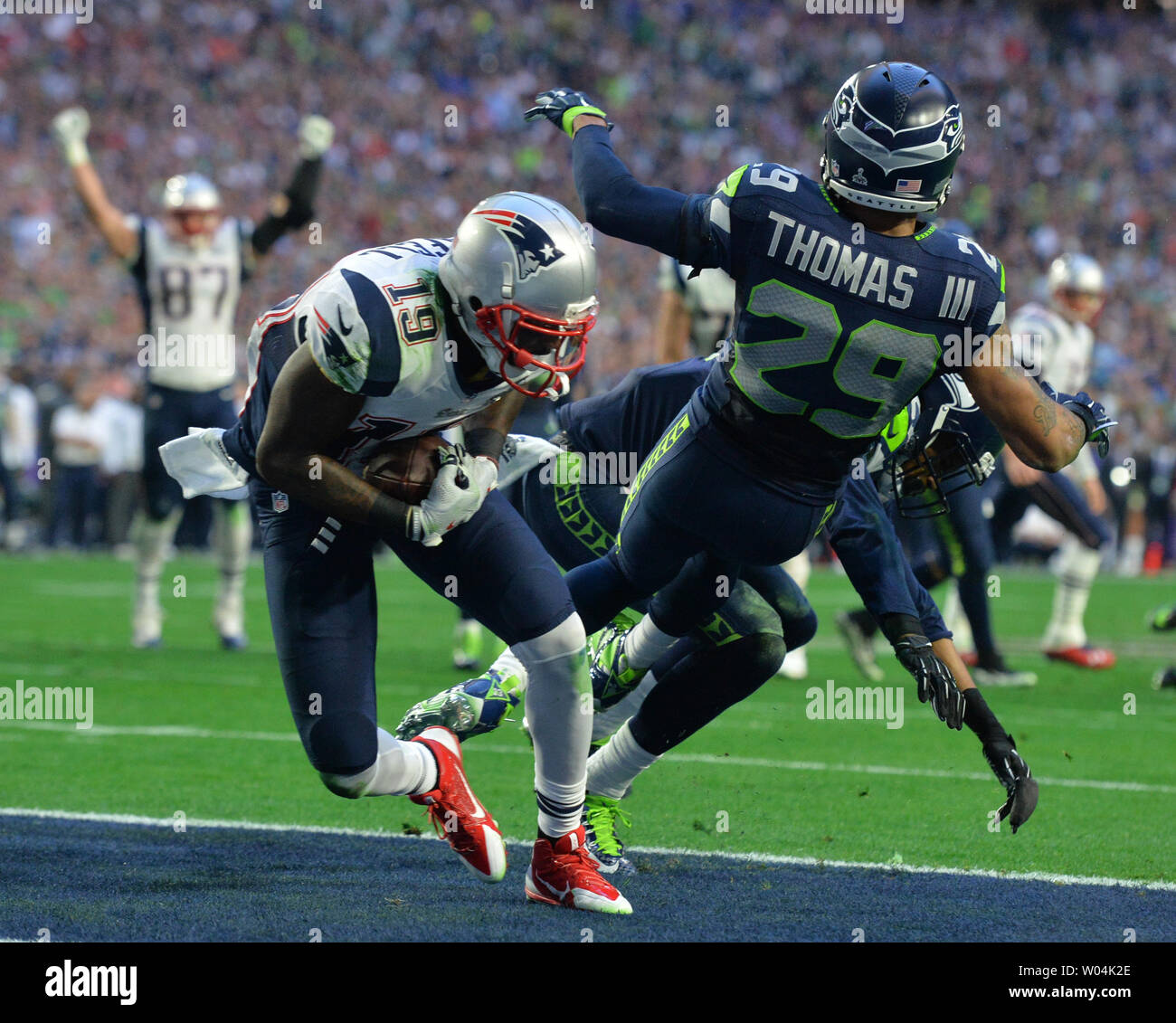 New England Patriots wide receiver Brandon LaFell cade nella endzone dopo la cattura di un 11-cantiere touchdown contro i Seattle Seahawks nel secondo trimestre del Super Bowl XLIX presso la University of Phoenix Stadium di Glendale, Arizona, 1 febbraio 2015. Foto di Kevin Dietsch/UPI Foto Stock