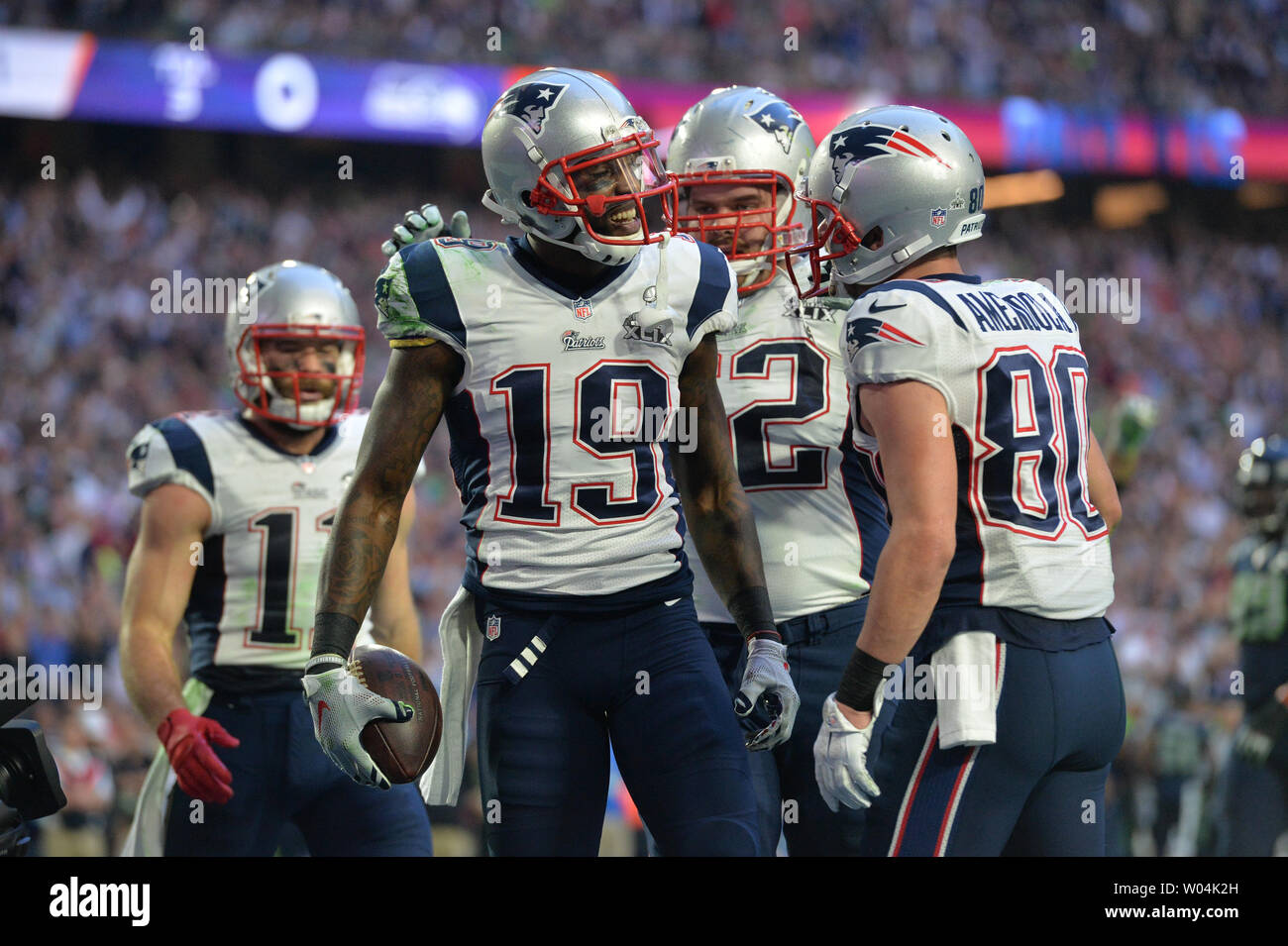 New England Patriots wide receiver Brandon LaFell (19) ceebrates dopo la cattura di un 11-cantiere touchdown contro i Seattle Seahawks nel secondo trimestre del Super Bowl XLIX presso la University of Phoenix Stadium di Glendale, Arizona, 1 febbraio 2015. Foto di Kevin Dietsch/UPI Foto Stock