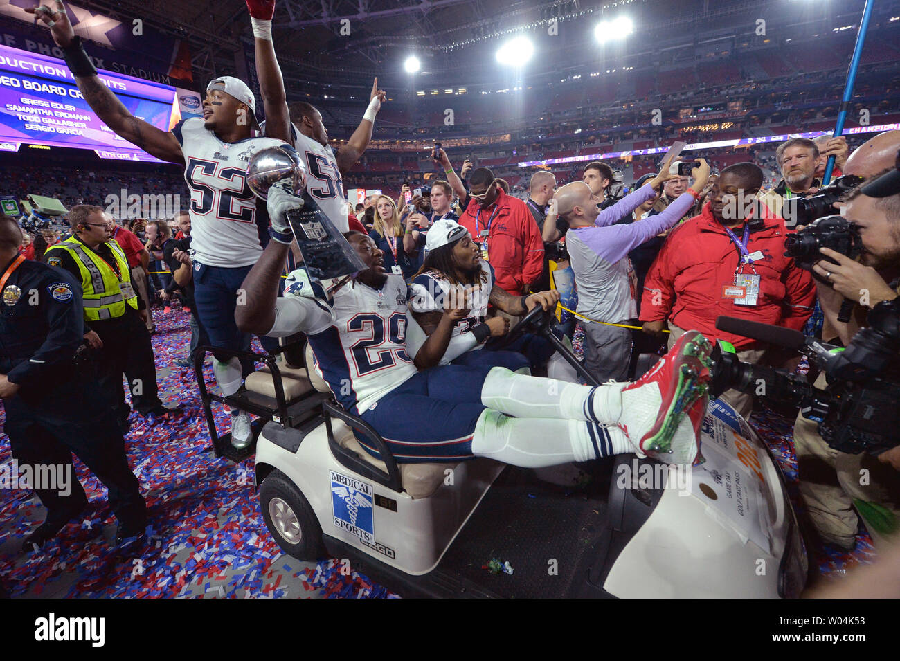 New England Patriots Le Garrette Blount (29), Brandon Bolden (38), Jonathan Casilas (52), e Dario Fleming (58) celebrare con il Vince Lombardi Trophy dopo i patrioti hanno sconfitto i Seattle Seahawks 28-24 per vincere il Super Bowl XLIX presso la University of Phoenix Stadium di Glendale, Arizona, 1 febbraio 2015. Foto di Kevin Dietsch/UPI Foto Stock