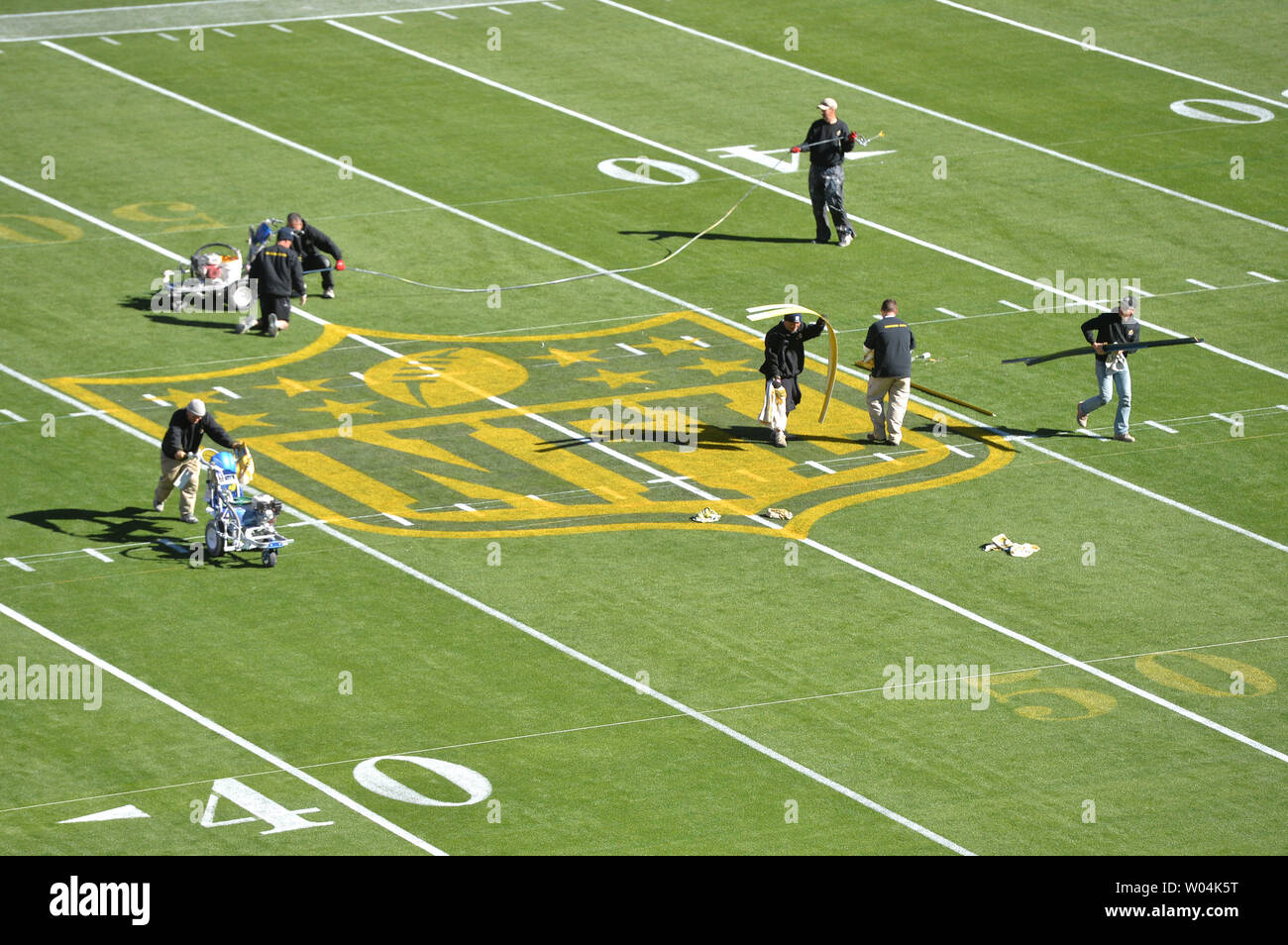 Lavoratori logo di vernice sul campo a Levi's Stadium, la sede per il Super Bowl 50, in Santa Clara, California il 1 febbraio 2016. Denver Broncos e Carolina Panthers si riunirà nel Super Bowl 50 domenica 7 febbraio. Foto di Kevin Dietsch/UPI Foto Stock