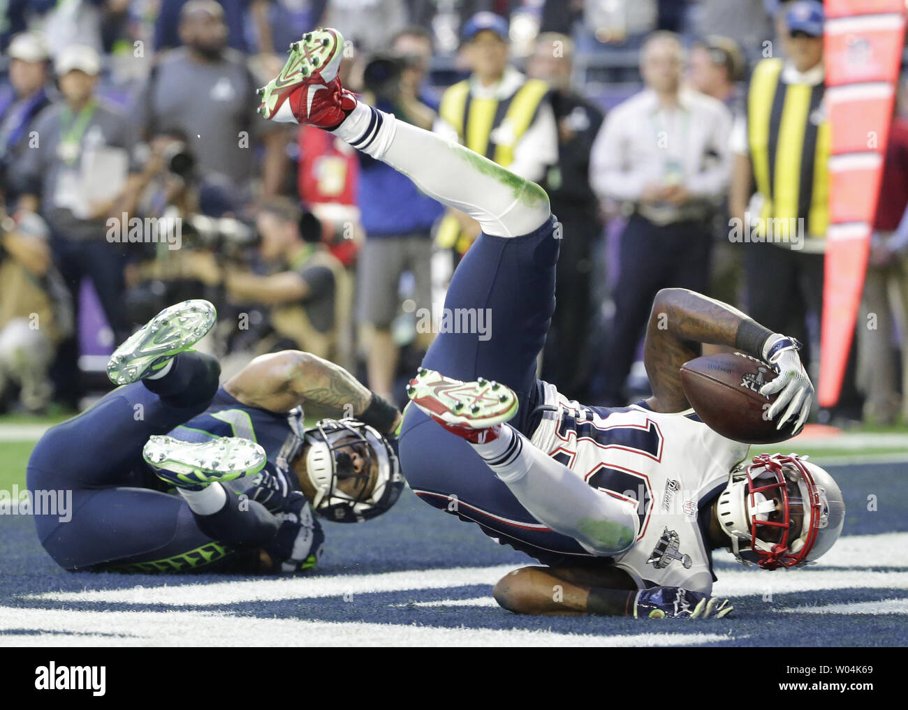 New England Patriots wide receiver Brandon LaFell cade nella endzone dopo la cattura di un 11-cantiere touchdown contro i Seattle Seahawks nel secondo trimestre del Super Bowl XLIX presso la University of Phoenix Stadium di Glendale, Arizona, 1 febbraio 2015. Foto di Giovanni Angelillo/UPI Foto Stock