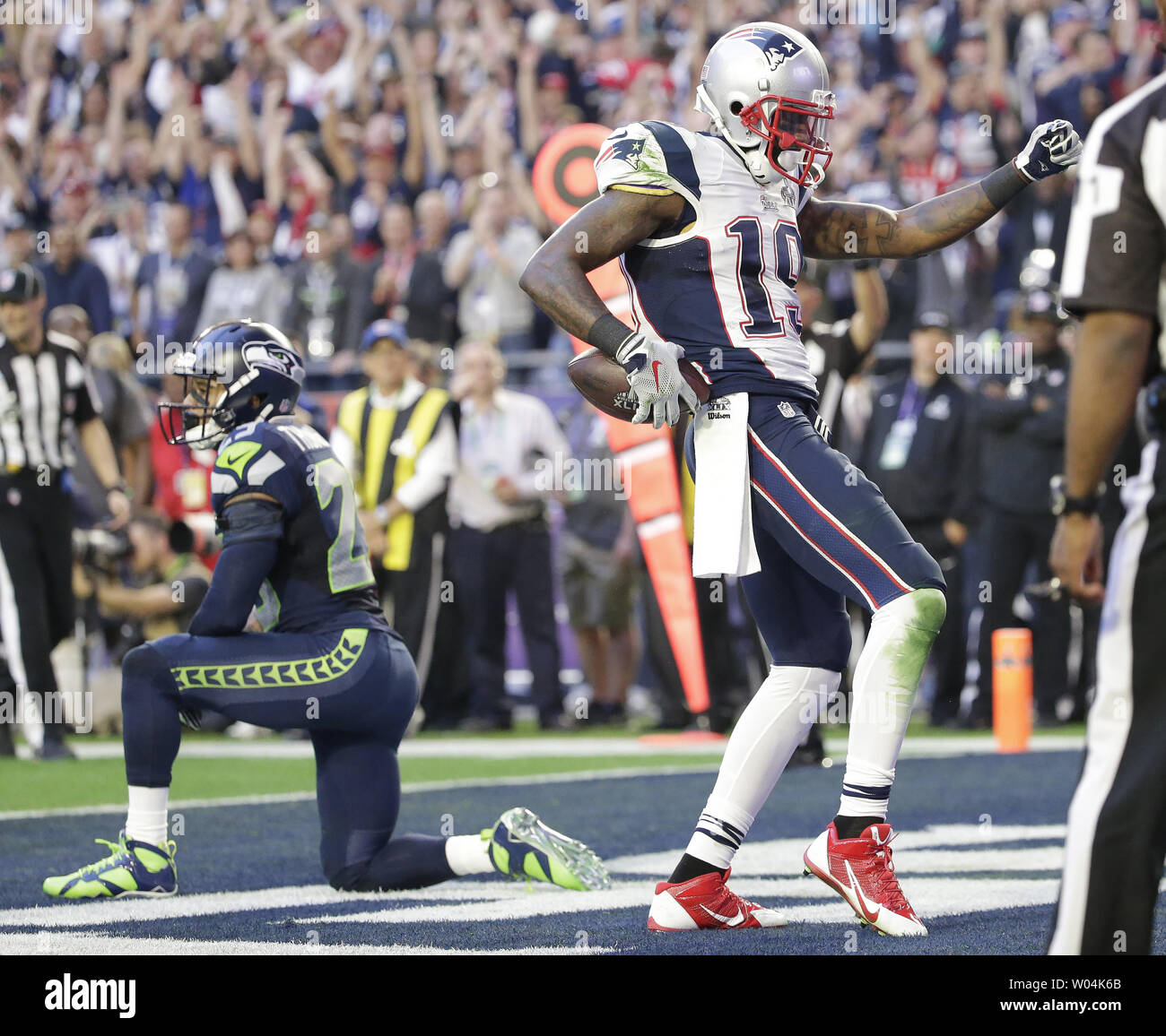 New England Patriots wide receiver Brandon LaFell (R) celebra in endzone dopo la cattura di un 11-cantiere touchdown contro i Seattle Seahawks safety Earl Thomas nel secondo trimestre del Super Bowl XLIX presso la University of Phoenix Stadium di Glendale, Arizona, 1 febbraio 2015. Foto di Giovanni Angelillo/UPI Foto Stock