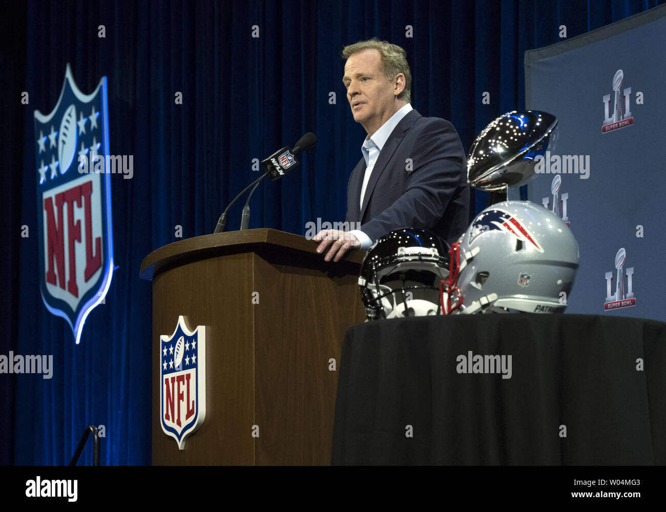 Signor Commissario NFL Roger Goodell tiene una conferenza stampa prima del Super Bowl li in Houston Texas il 1 febbraio 2017. Goodell ha parlato su eventuali modifiche alla regola, accelerando il ritmo di gioco e altri player e problemi relativi ai giochi. Il New England Patriots e i falchi di Atlanta si face off questa domenica nel Super Bowl LI. Foto di Kevin Dietsch/UPI Foto Stock