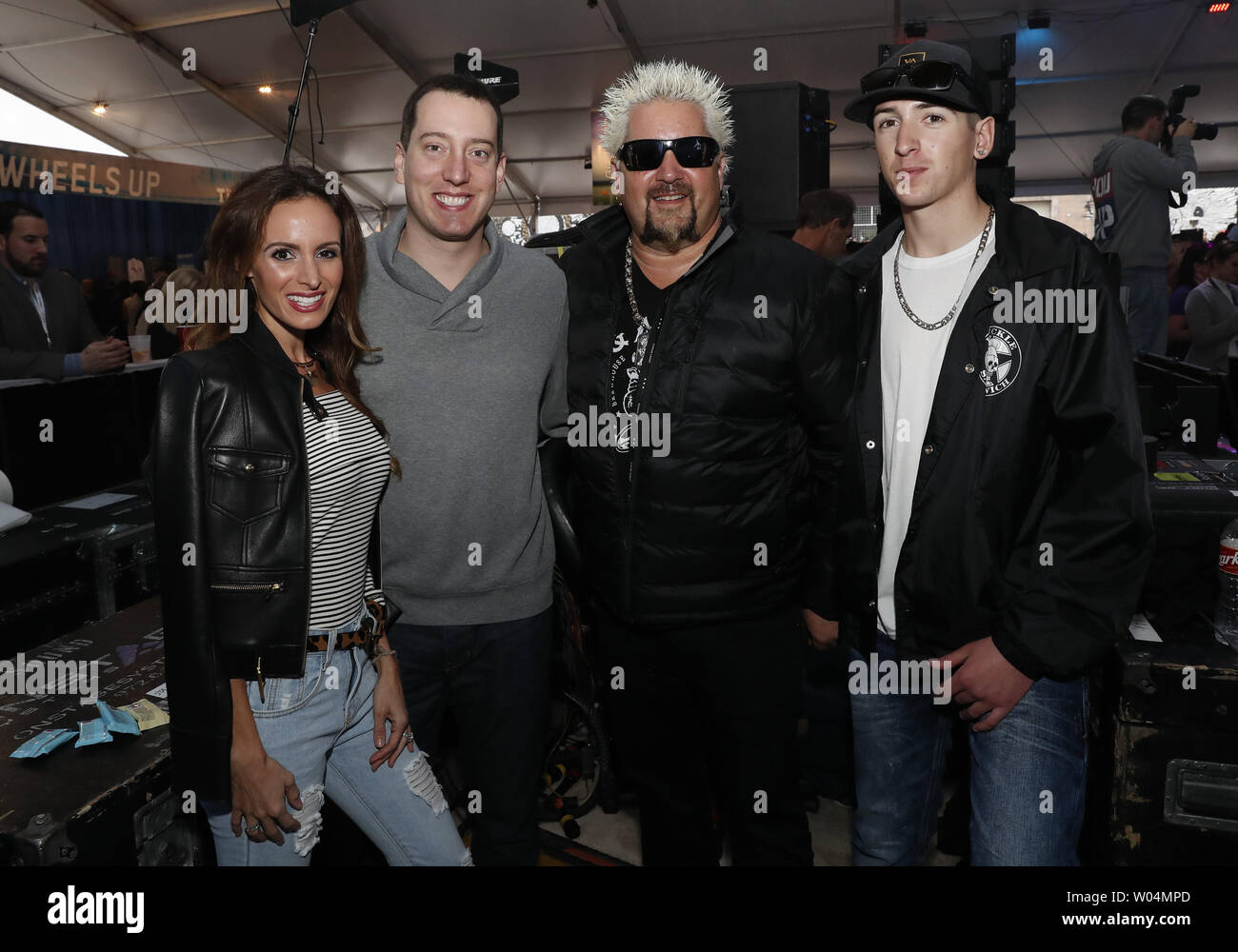 Samantha Samantha, Kyle Busch, Guy fieri e cacciatore fieri di stare in piedi insieme alle ruote fino Super sabato evento del portellone alla vigilia del Super Bowl li in Houston Texas il 4 febbraio 2017. Il New England Patriots giocheranno i falchi di Atlanta nel Super Bowl li domenica a NRG Stadium. Foto di Giovanni Angelillo/UPI Foto Stock