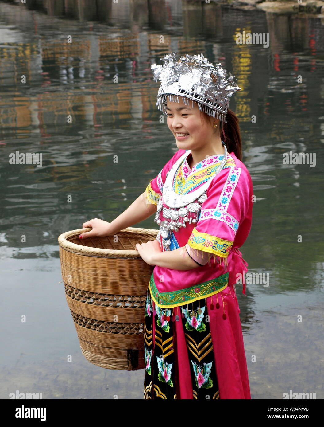 Persone, tradizionale, costumi, cultura, bambini, tribù, rituali, abiti, gruppi (abstract), turismo, tribale, danza, donne, paese, prestazioni, minoranza, Miao miao, ragazza, di mezza età Foto Stock