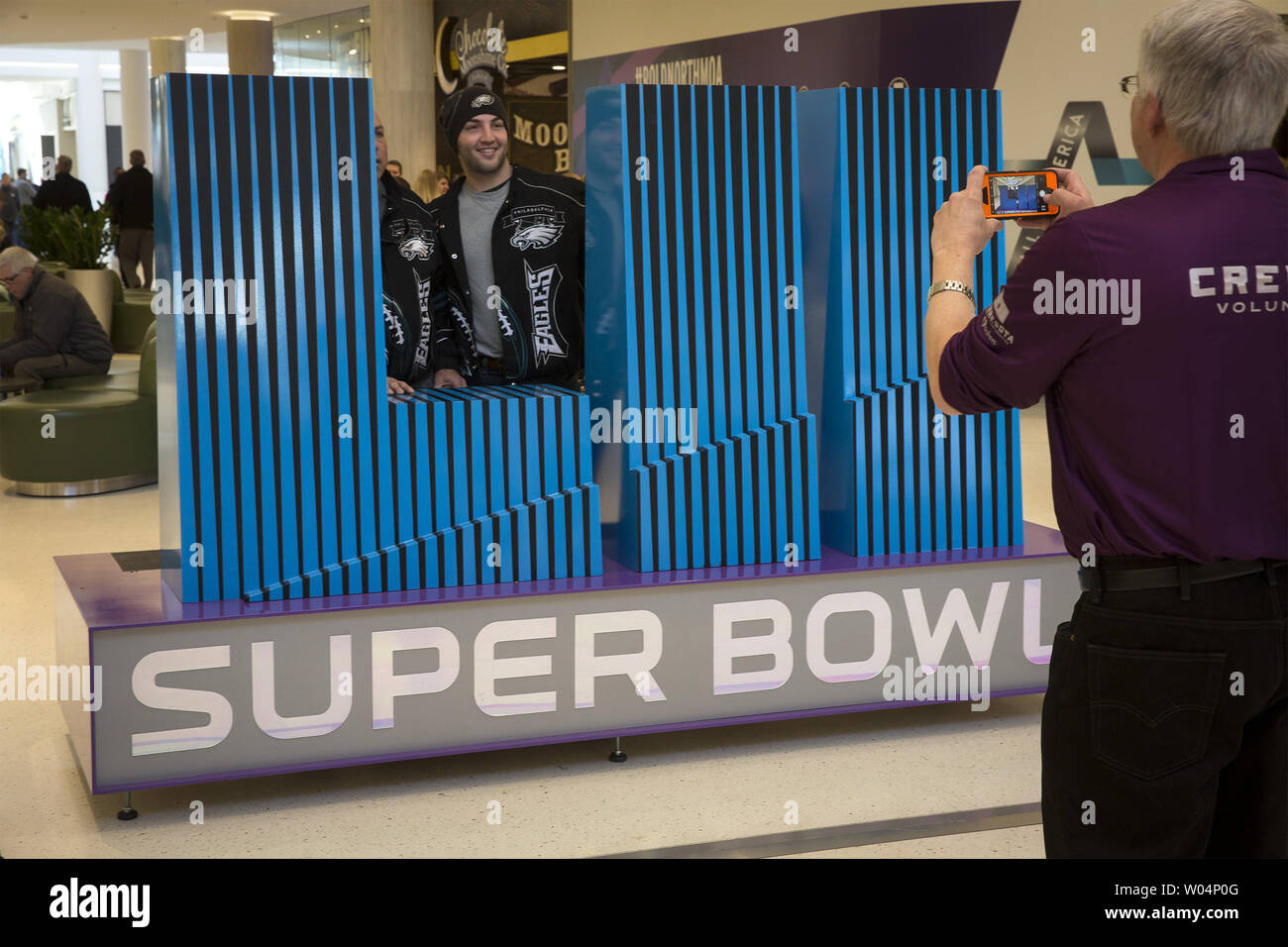 Un Super Bowl volontario aiuta a due Philadelphia Eagles ventole con un ritratto al Mall of America, sito del centro media per il Philadelphia Eagles e il New England Patriots Super Bowl LII gioco in Minneapolis il 2 febbraio 2018. Foto di Gary C. Caskey/UPI Foto Stock